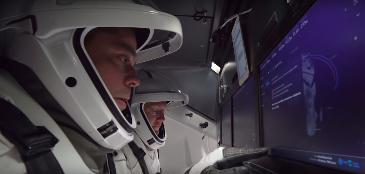 Astronauci Robert Behnken i Douglas Hurley podczas treningu wewnątrz statku Dragon (Źródło: NASA/SpaceX)