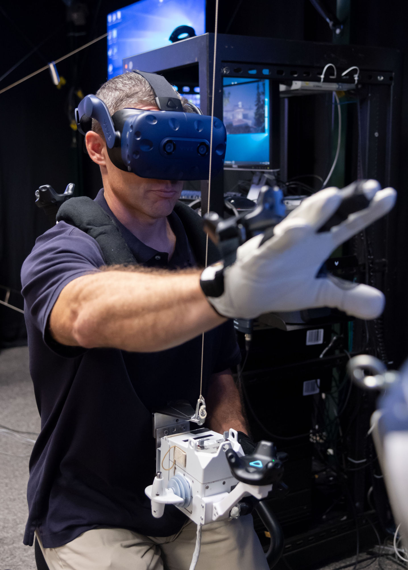 Astronauta Michael Hopkins podczas treningu w wirtualnej rzeczywistości (Źródło: NASA)
