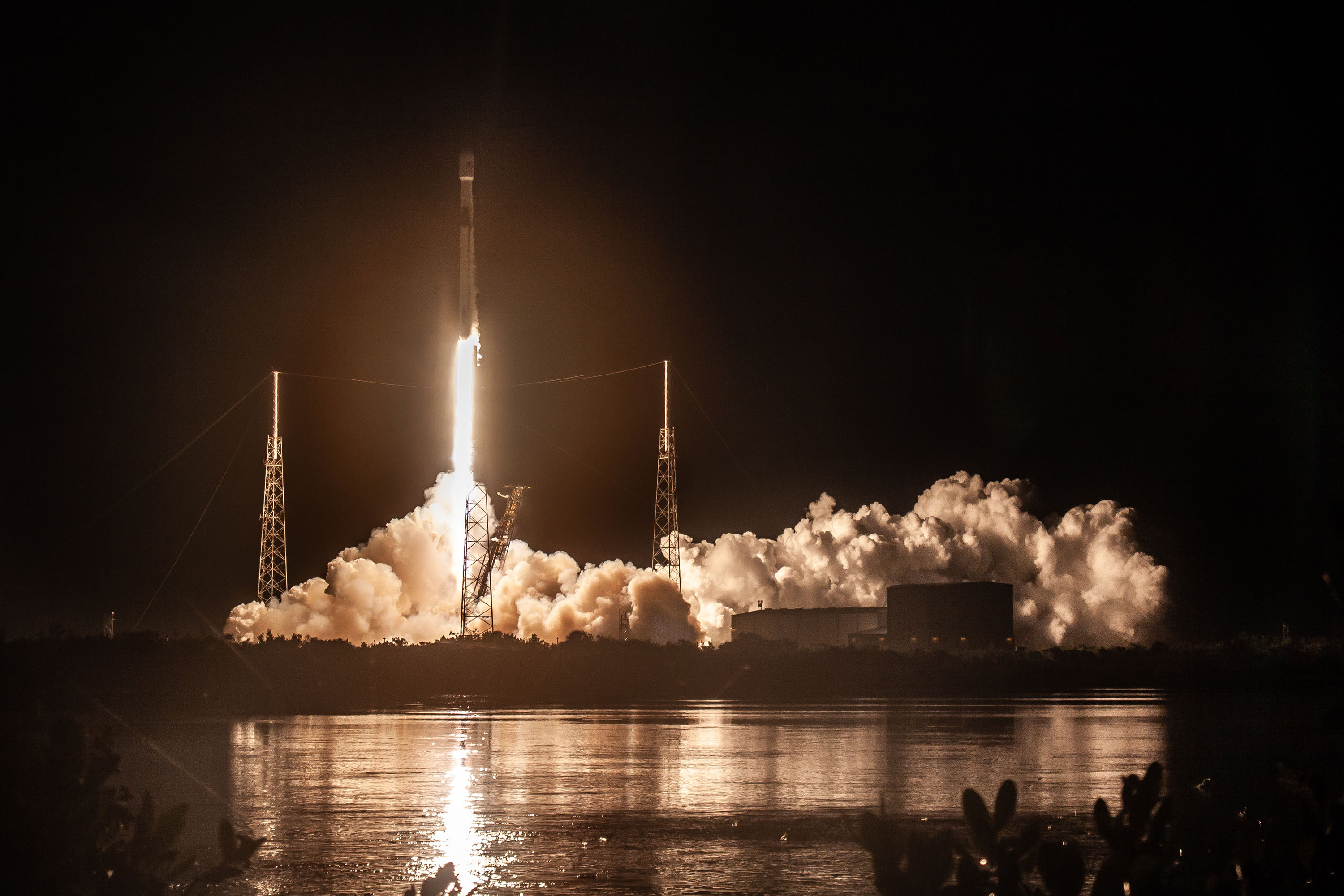 Start rakiety Falcon 9 z misją Telstar 18 VANTAGE (Źródło: SpaceX)