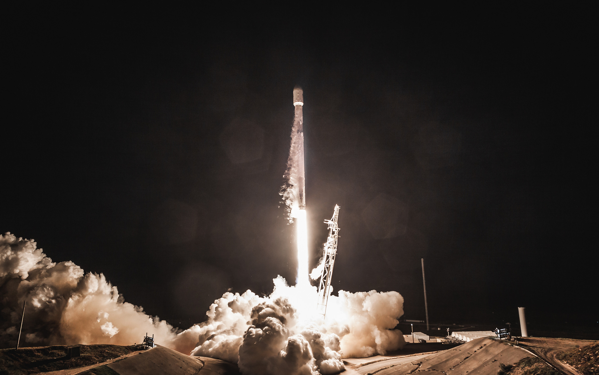 Start Falcona 9 z misją PAZ, podczas której na orbitę trafiły dwa testowe satelity Starlink (Źródło: SpaceX)