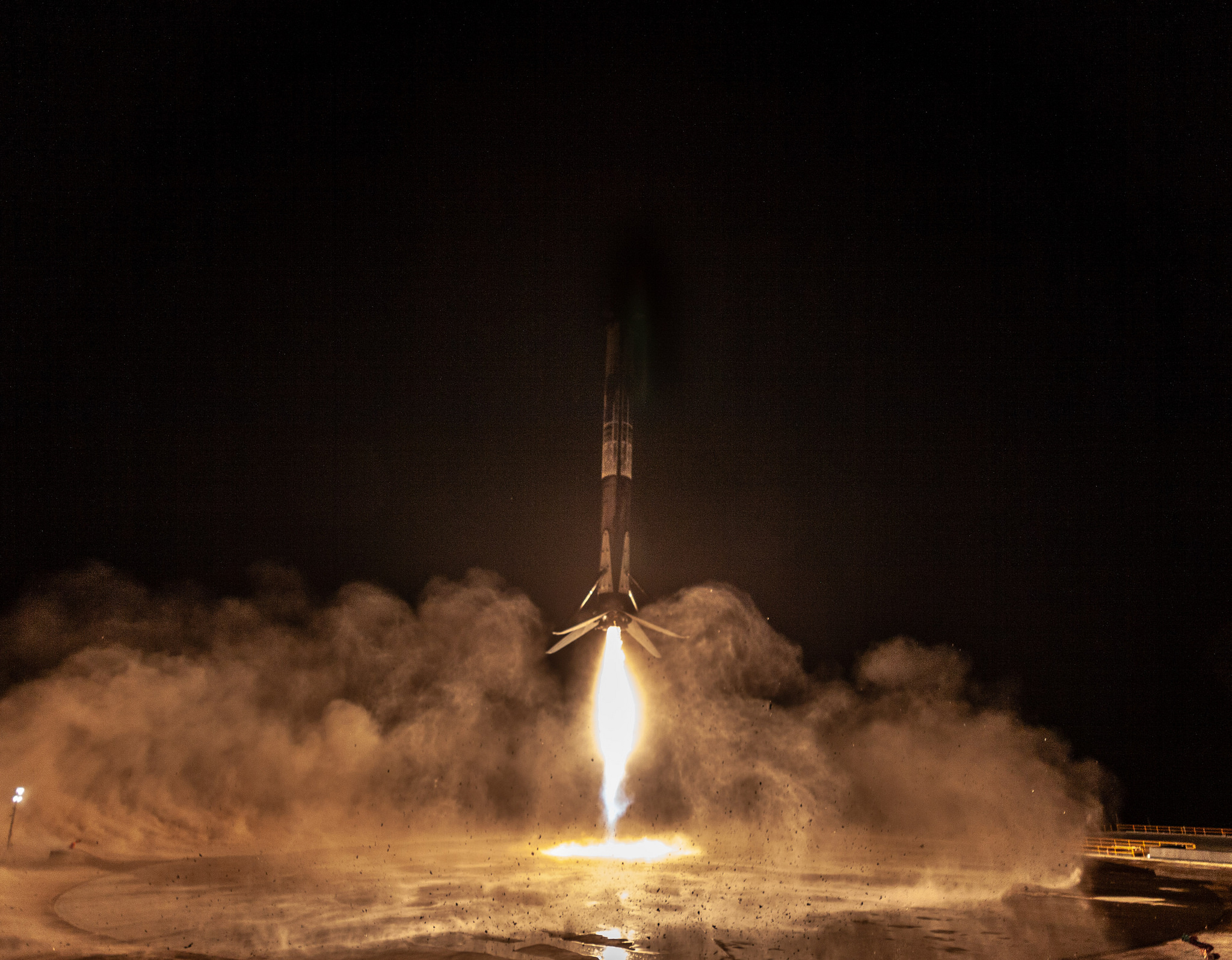 Pierwszy stopień Falcona 9 w czasie lądowania podczas misji SAOCOM-1A (Źródło: SpaceX)