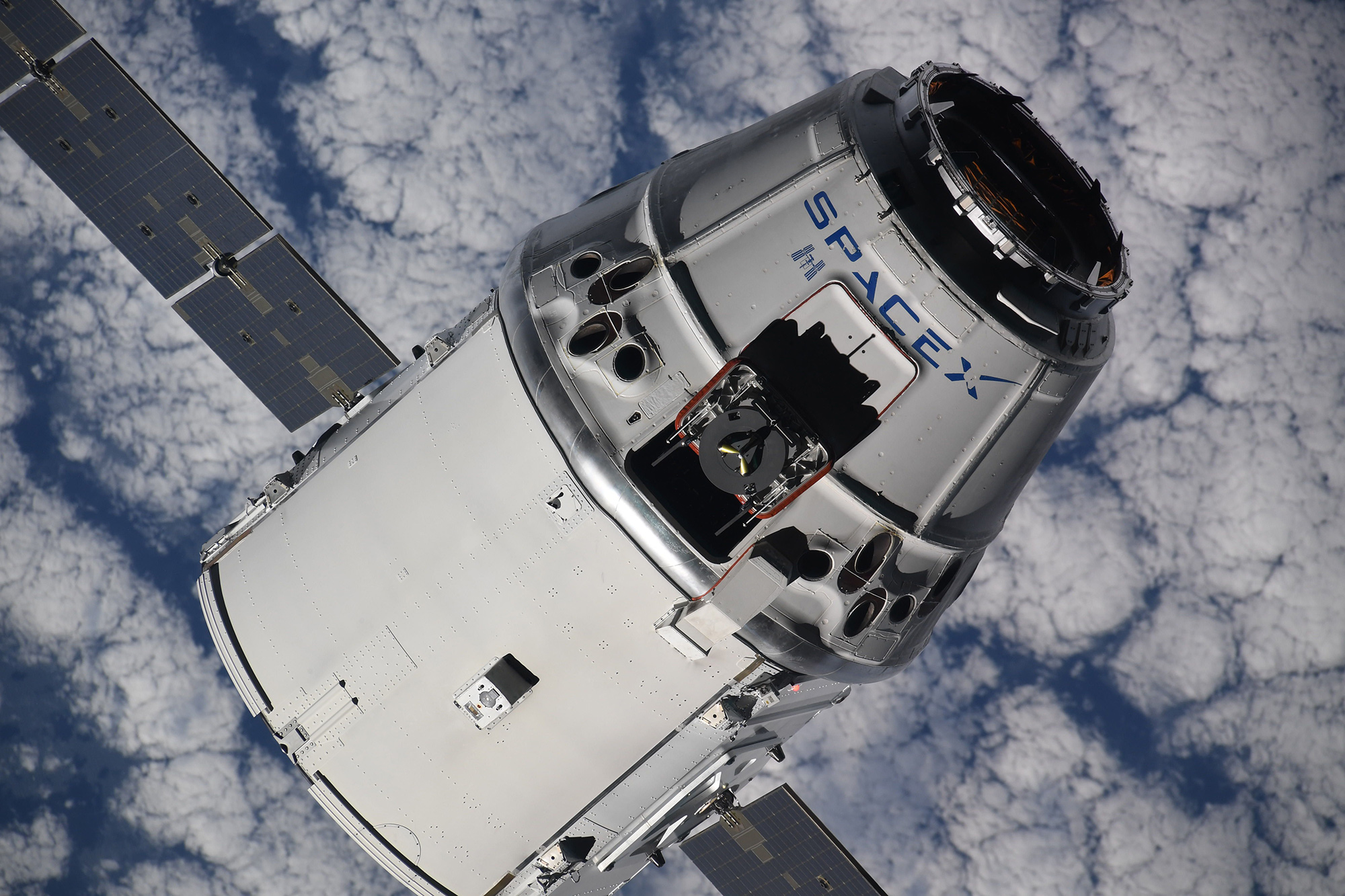 Statek Dragon zbliżający się do Międzynarodowej Stacji Kosmicznej (Fot. Oleg Artiemjew)