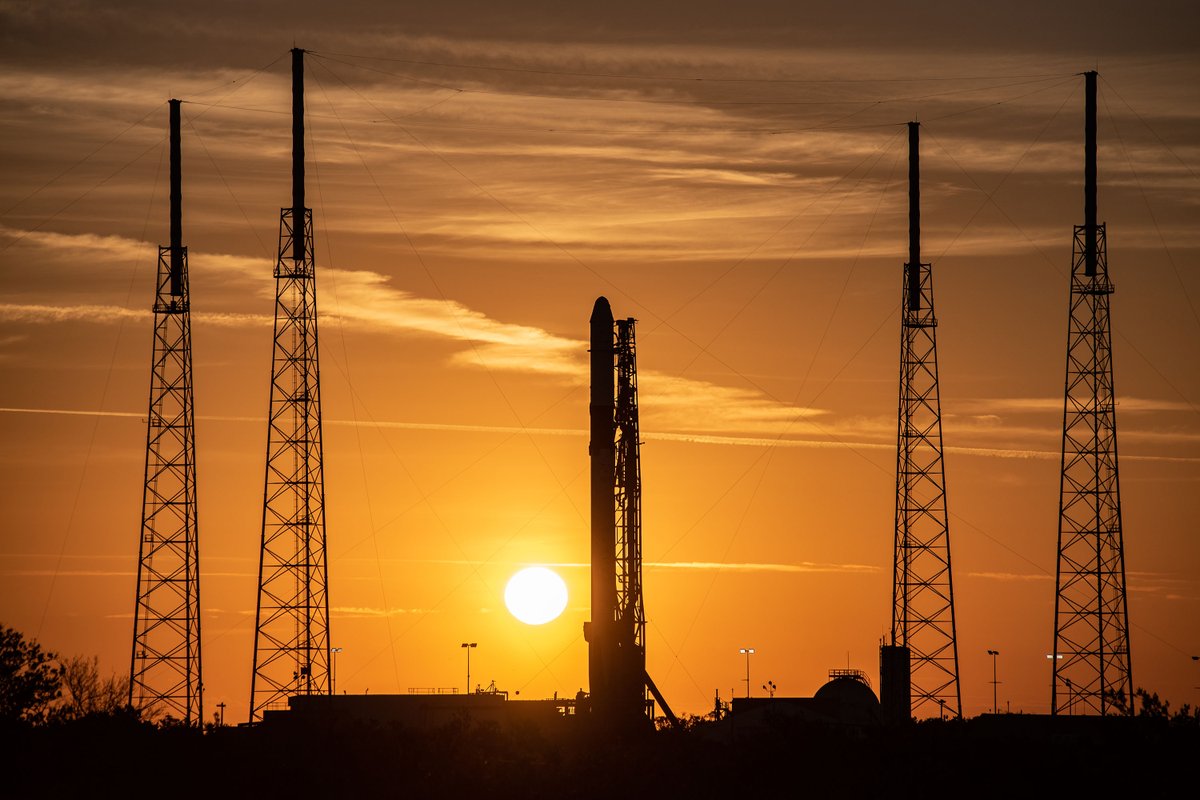 Falcon 9 na platformie startowej przed misją CRS-16 (Źródło: SpaceX)