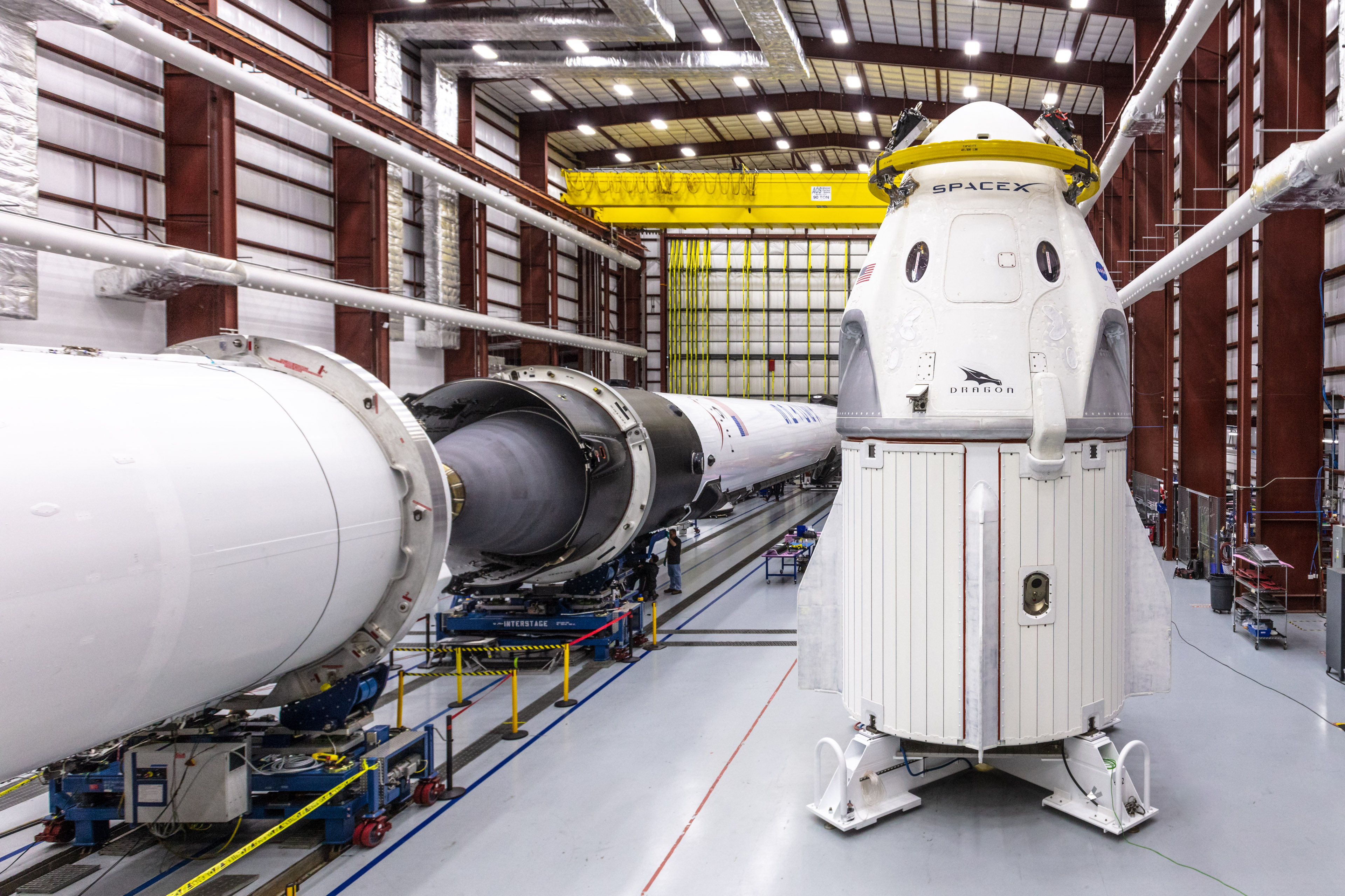Rakieta Falcon 9 oraz kapsuła Dragon, które zostały użyte w czasie misji Crew Demo-1 (Źródło: SpaceX)