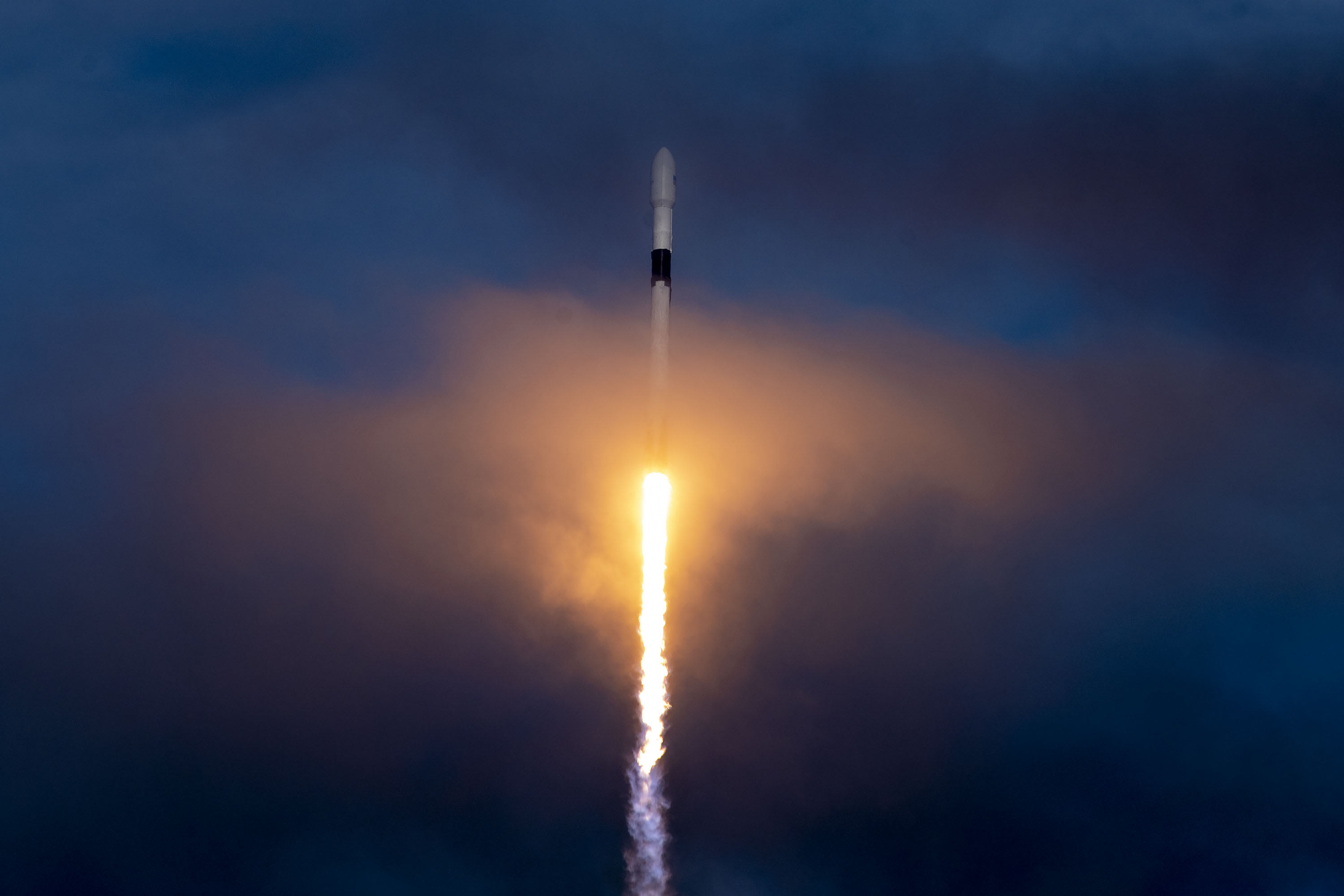 Rakieta Falcon 9 podczas startu z misją Es'hail-2 (Źródło: SpaceX)