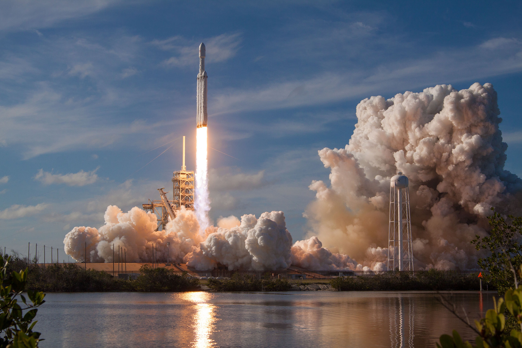 Falcon Heavy podczas startu z misją demonstracyjną (Źródło: SpaceX)