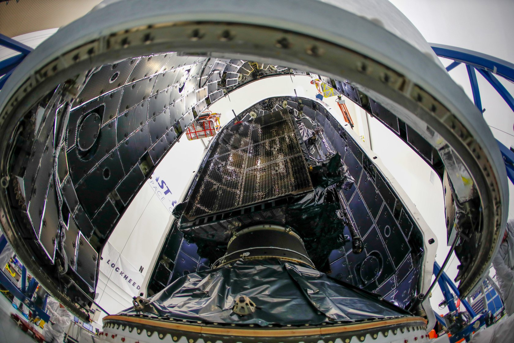 Satelita GPS III SV01 podczas zamykania go w osłonie ładunku Falcona 9 (Źródło: USAF)