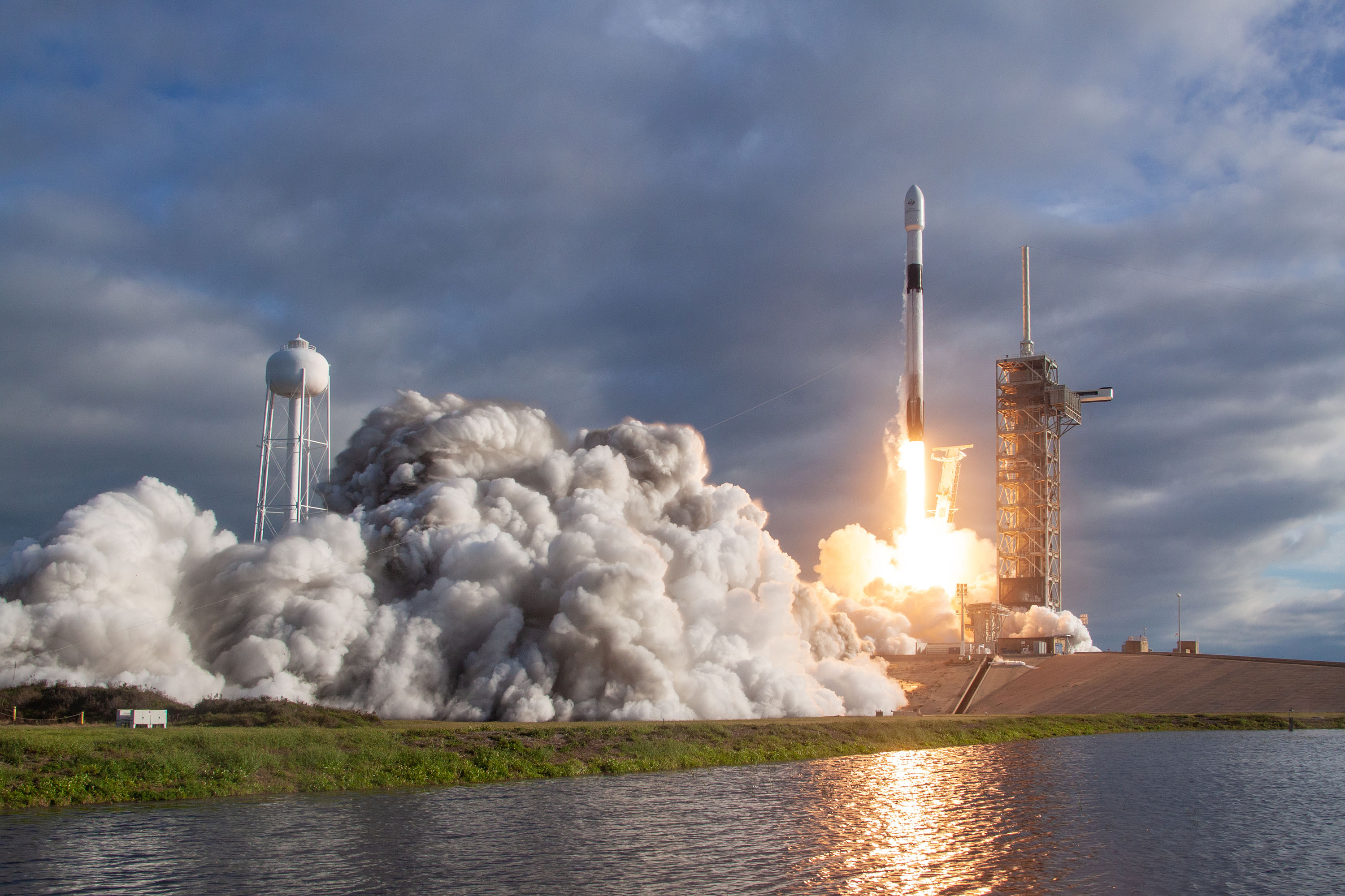 Start rakiety Falcon 9 z satelitą Es'hail-2 (Źródło: SpaceX)