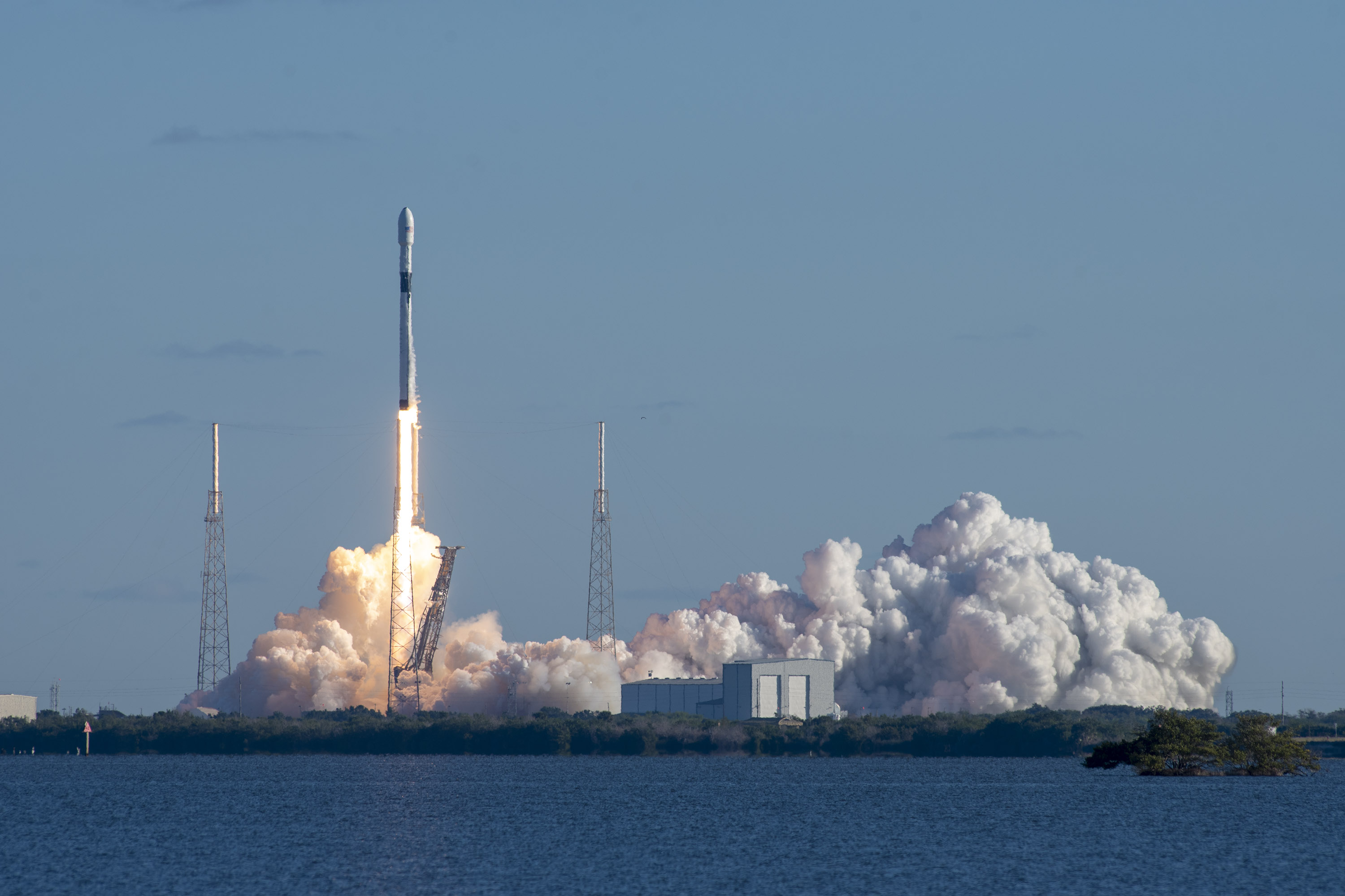 Start rakiety Falcon 9 z satelitą GPS III SV01 (Źródło: SpaceX)