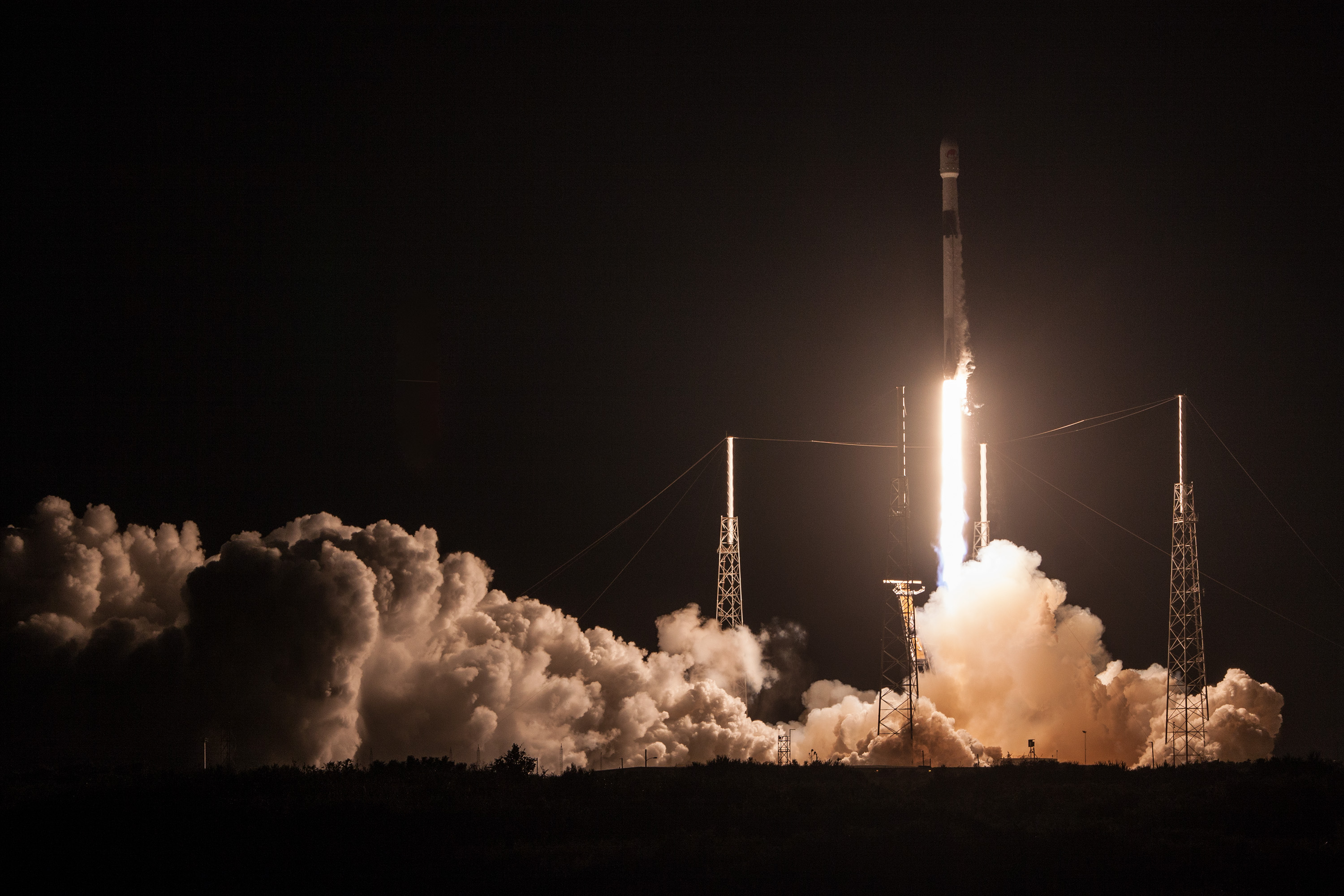 Start rakiety Falcon 9 z satelitą Merah Putih (Źródło: SpaceX)