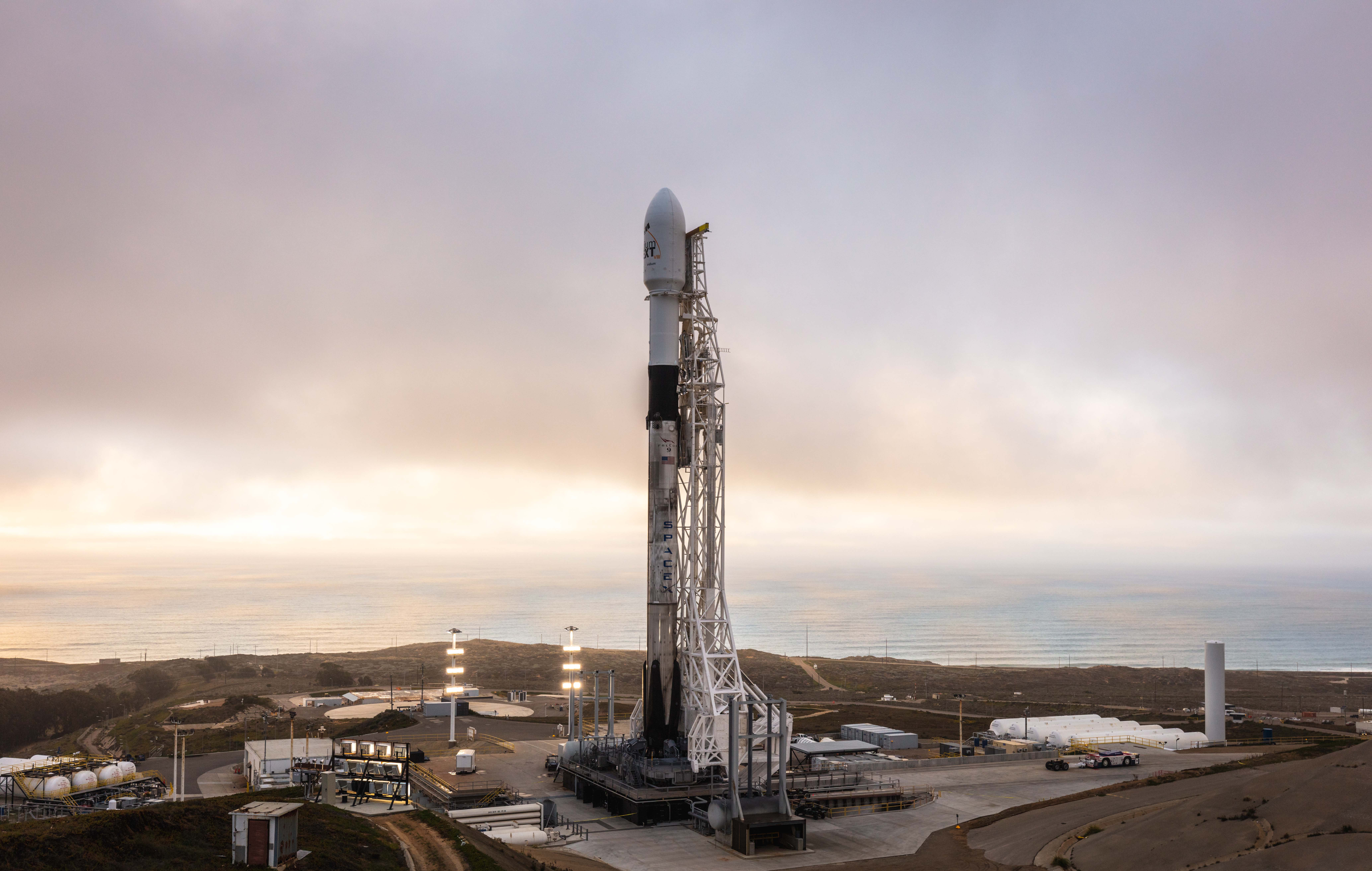 Rakieta Falcon 9 przed startem z misją Iridium-8 (Źródło: SpaceX)