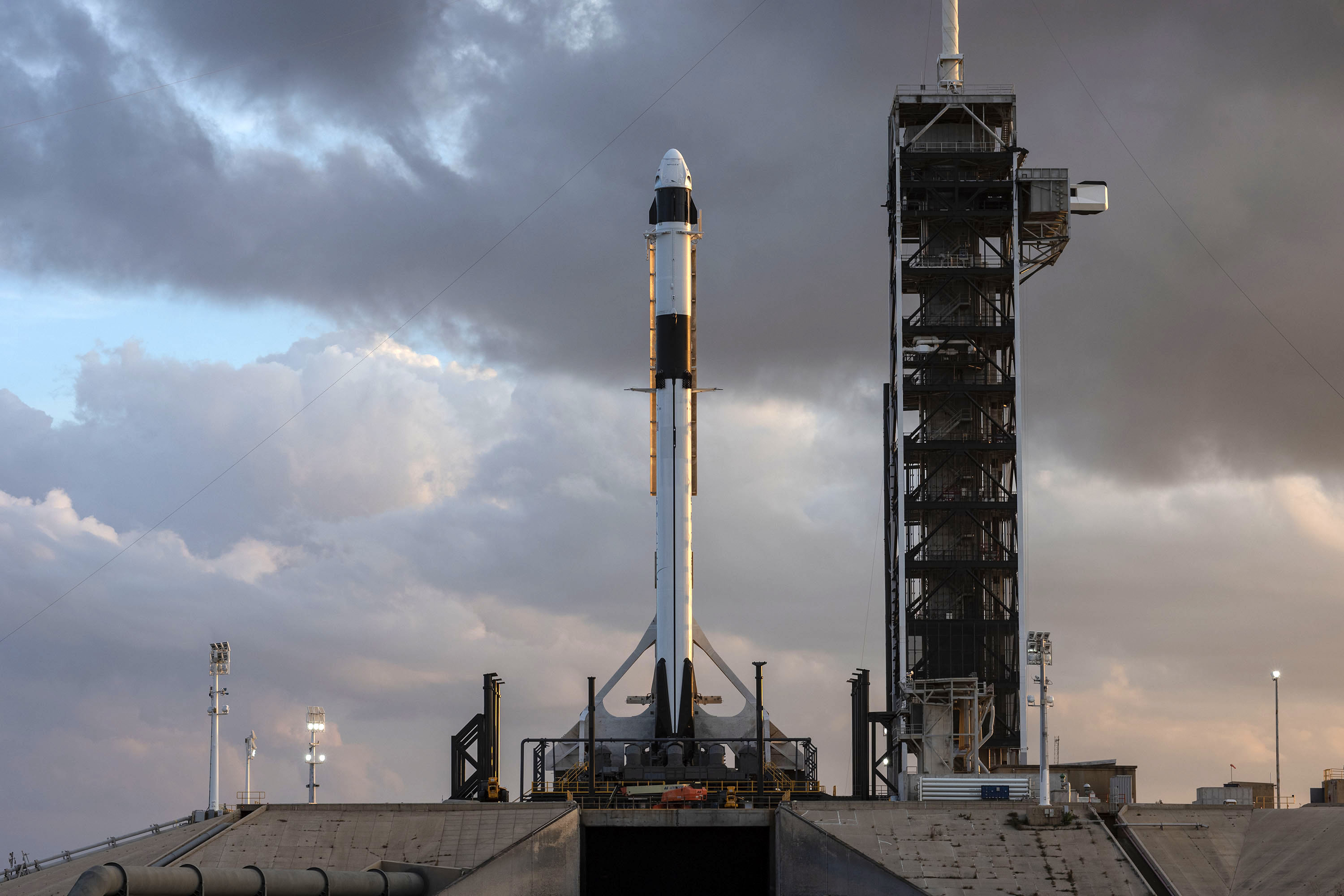 Rakieta Falcon 9 ze statkiem załogowym Dragon na platformie startowej LC-39A (Źródło: SpaceX)