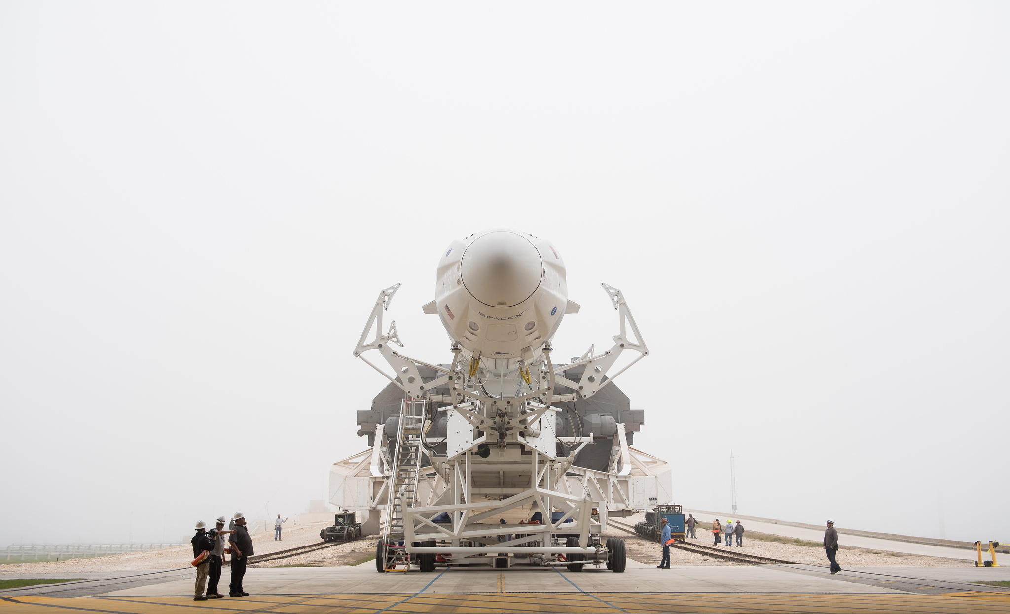 Rakieta Falcon 9 wraz ze statkiem załogowym Dragon w drodze na platformę startową (Źródło: NASA/Joel Kowsky)