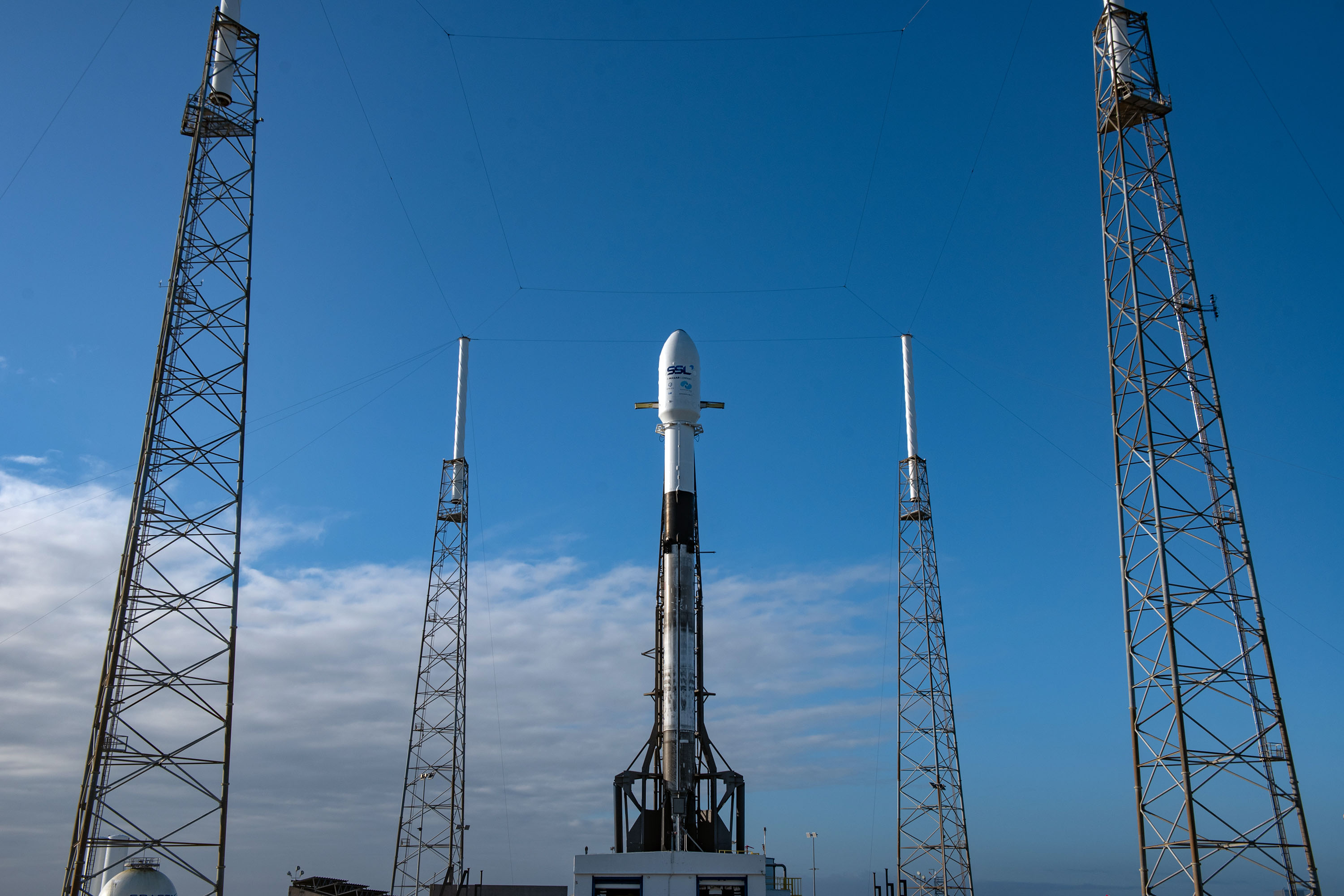 Falcon 9 przed startem z misją Nusantara Satu (Źródło: SpaceX)