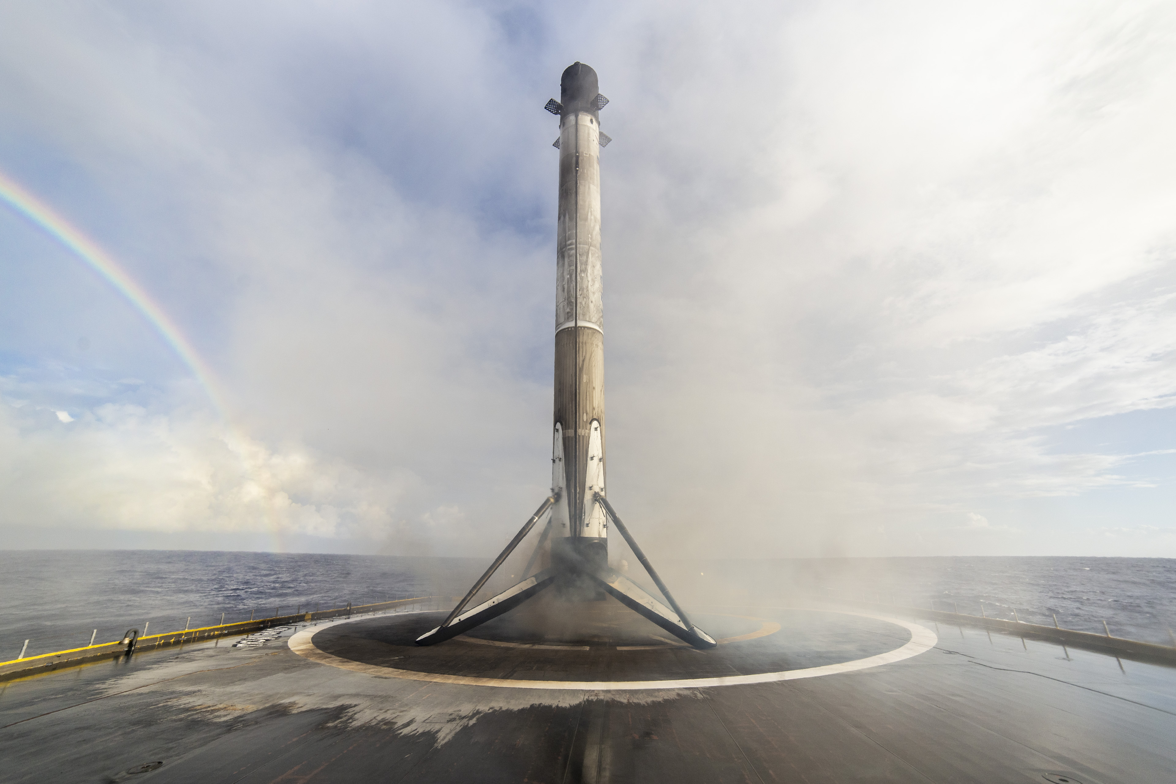 Pierwszy stopień Falcona 9 po wylądowaniu na OCISLY (Źródło: SpaceX)