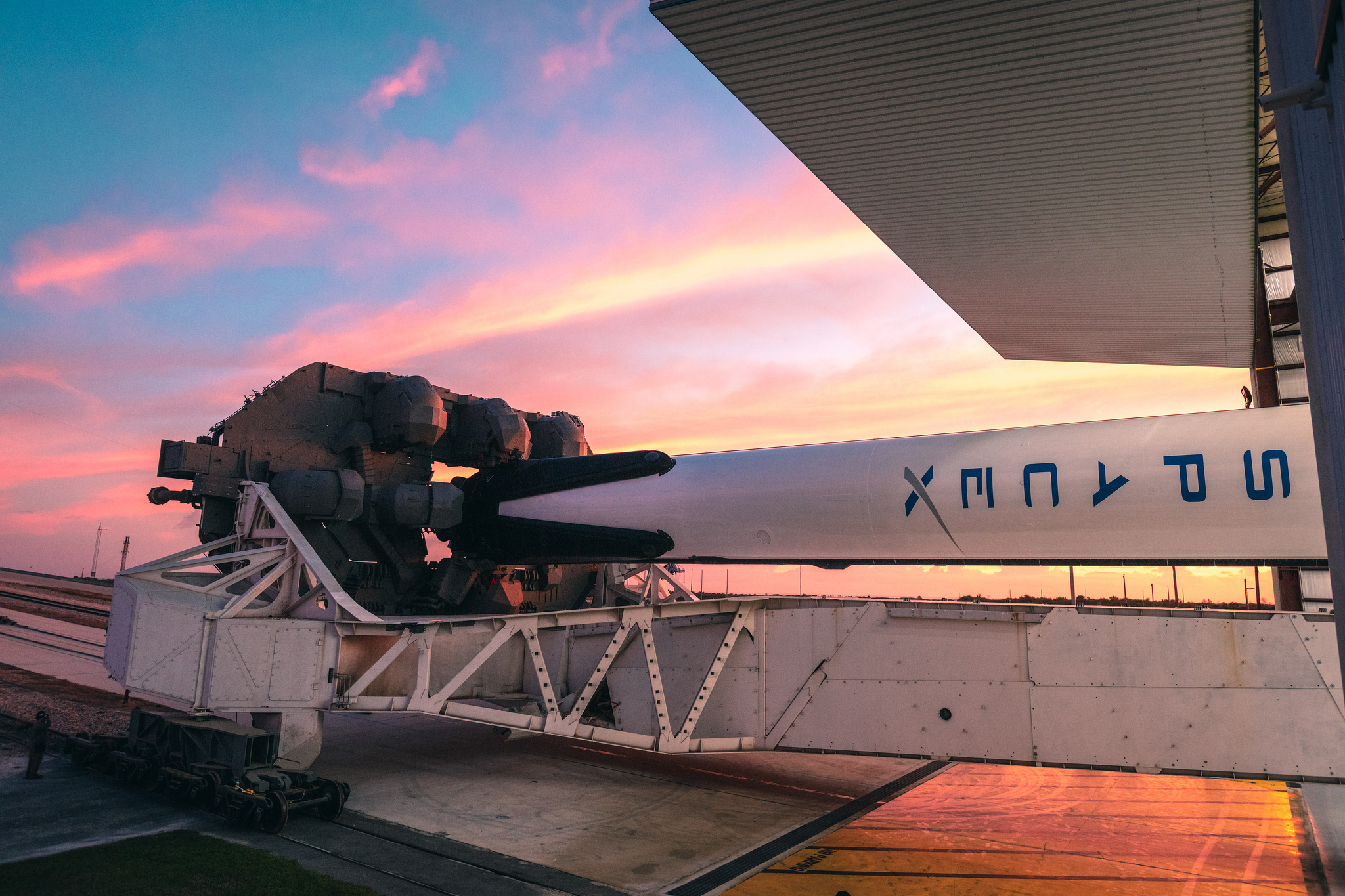 Falcon 9 w drodze na platformę startową (Źródło: SpaceX)