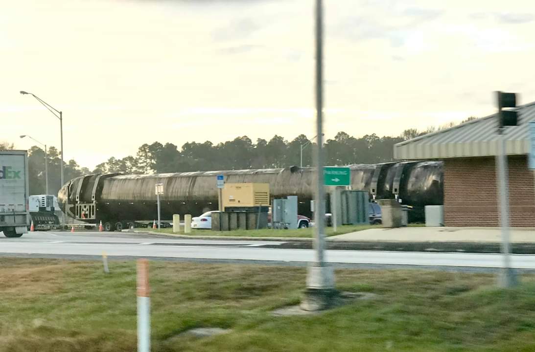 Boczny człon Falcona Heavy, który w styczniu dotarł na Florydę (Źródło: /u/SuPrBuGmAn / J. Murrah https://www.reddit.com/r/spacex/comments/ah0pbp)