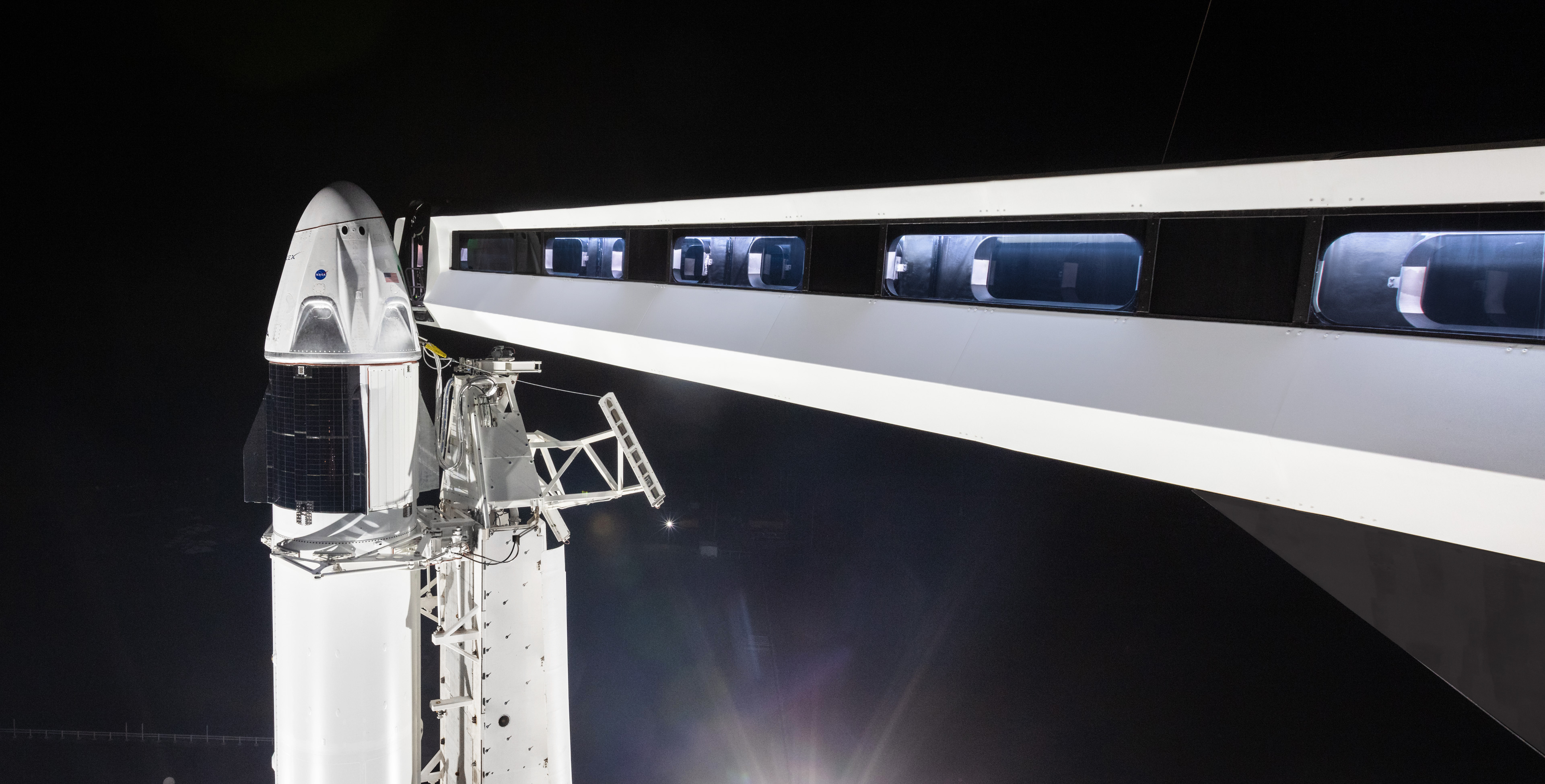 Ramię dostępu do załogowego Dragona na platformie LC-39A (Źródło: SpaceX)