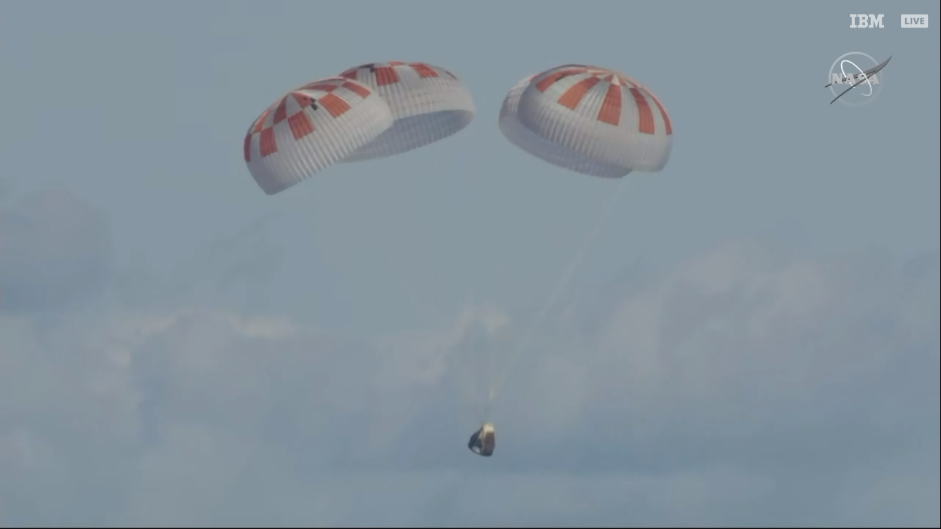 Lądowanie załogowej kapsuły Dragon podczas misji Crew Demo-1 (Źródło: NASA)