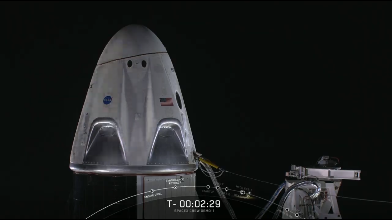 Załogowy Dragon na szczycie rakiety Falcon 9 na platformie startowej LC-39A (Źródło: NASA/SpaceX)