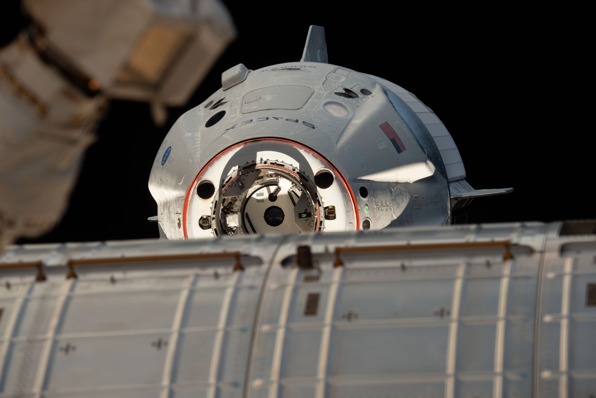 Statek Dragon przed zadokowaniem do ISS podczas misji Crew Demo-1 (Źródło: NASA)