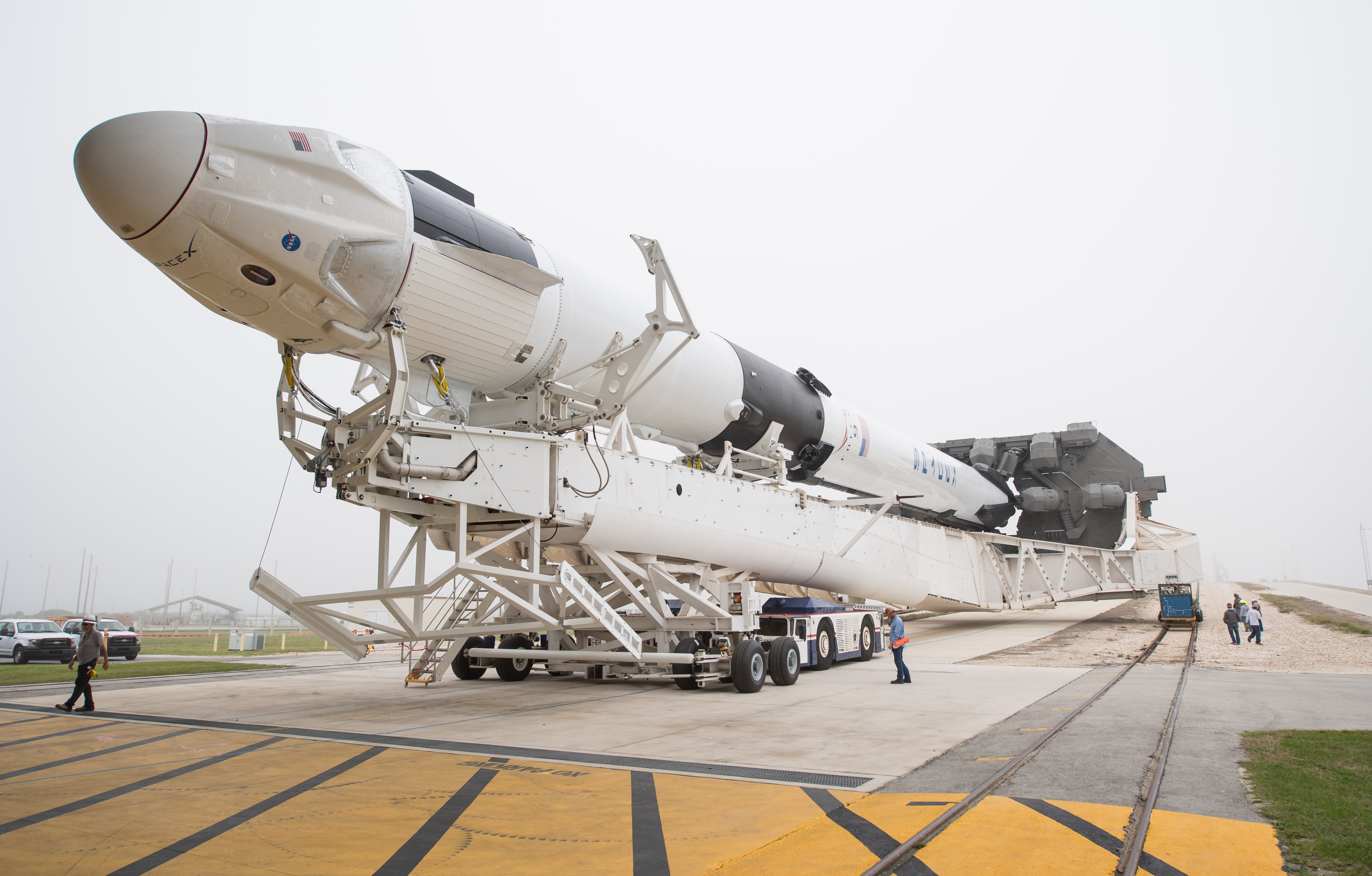 Rakieta Falcon 9 i statek załogowy Dragon w drodze na platformę startową (Źródło: NASA)