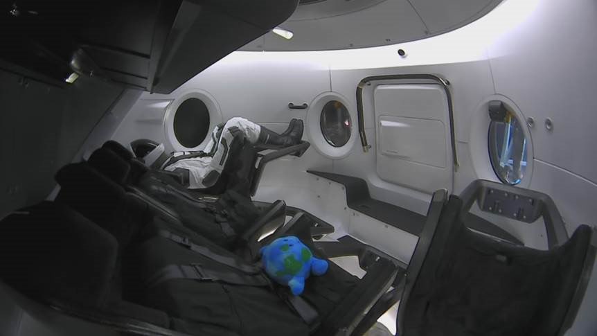 Manekin Ripley we wnętrzu statku załogowego Dragon (Źródło: SpaceX)