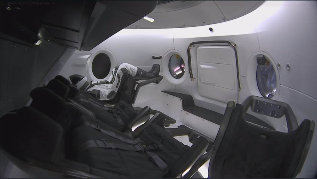 Manekin Ripley we wnętrzu statku załogowego Dragon (Źródło: Elon Musk/SpaceX)