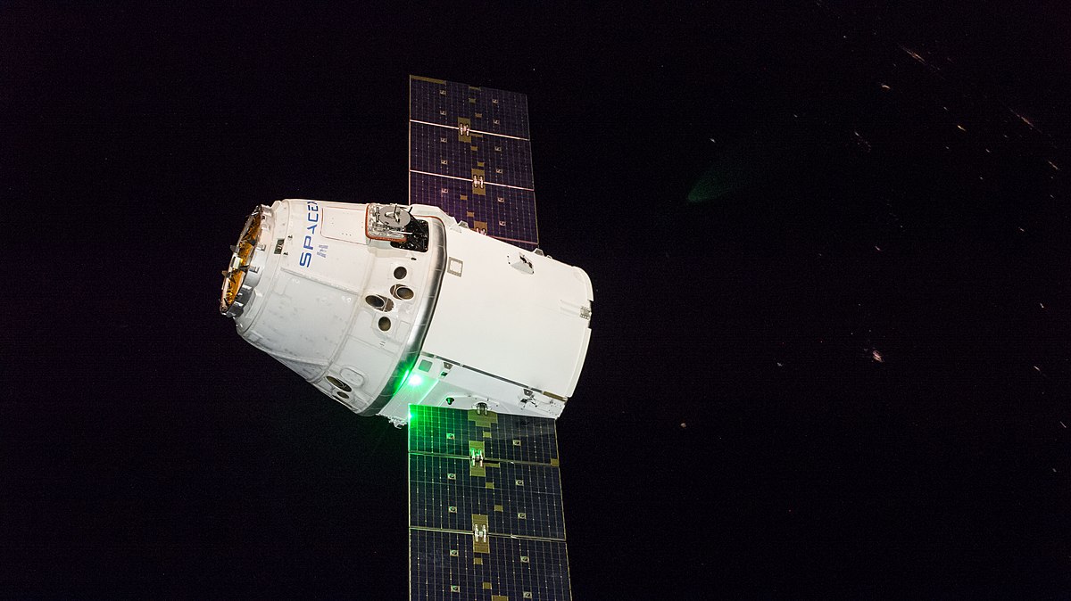 Statek Dragon zbliżający się do Międzynarodowej Stacji Kosmicznej podczas misji CRS-16 (Źródło: NASA)
