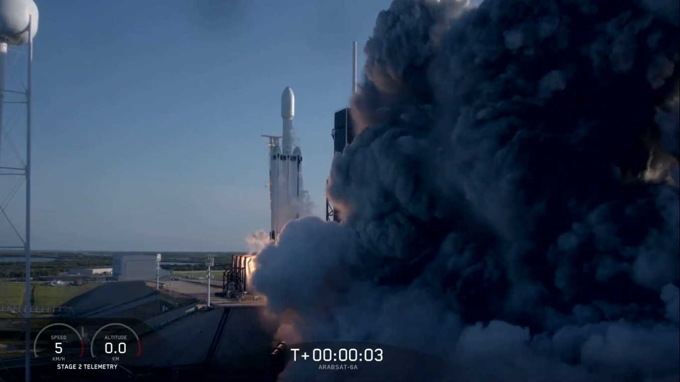 Falcon Heavy podczas startu z misją Arabsat-6A (Źródło: SpaceX)