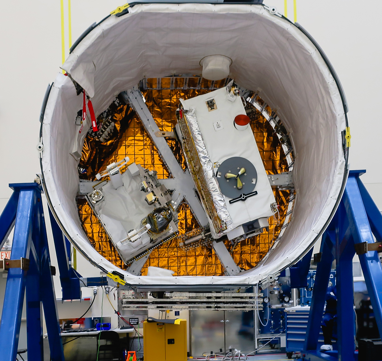 OCO-3 oraz STP-H6 wewnątrz bagażnika statku Dragon (Źródło: NASA)