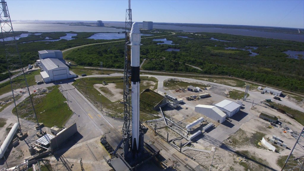 Rakieta Falcon 9 ze statkiem Dragon na platformie startowej (Źródło: NASA)