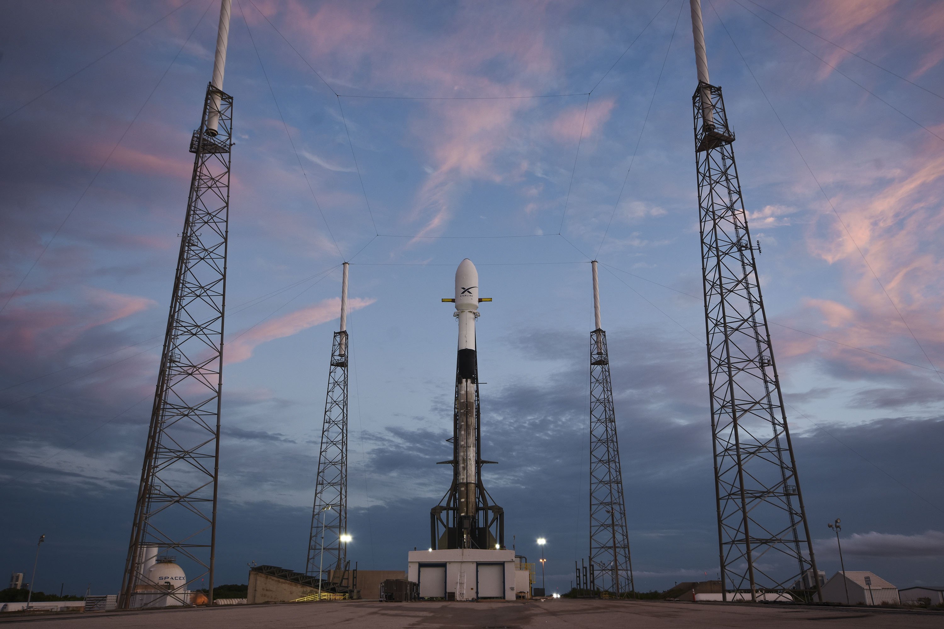 Rakieta Falcon 9 na platformie SLC-40 przed misją Starlink (Źródło: SpaceX)