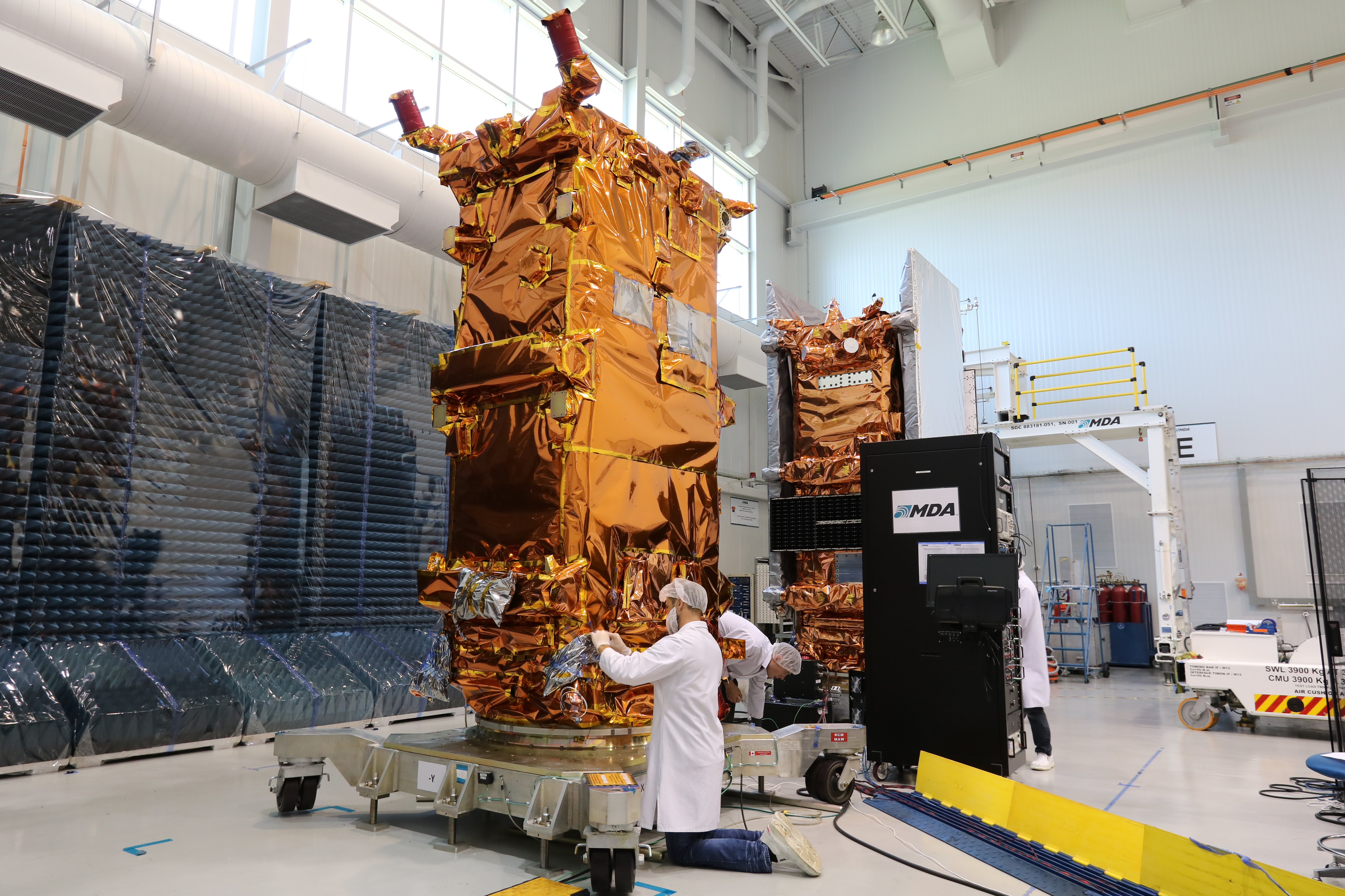 Satelity podczas przygotowań do testów wibracyjnych w ośrodku firmy MDA (Źródło: CSA)