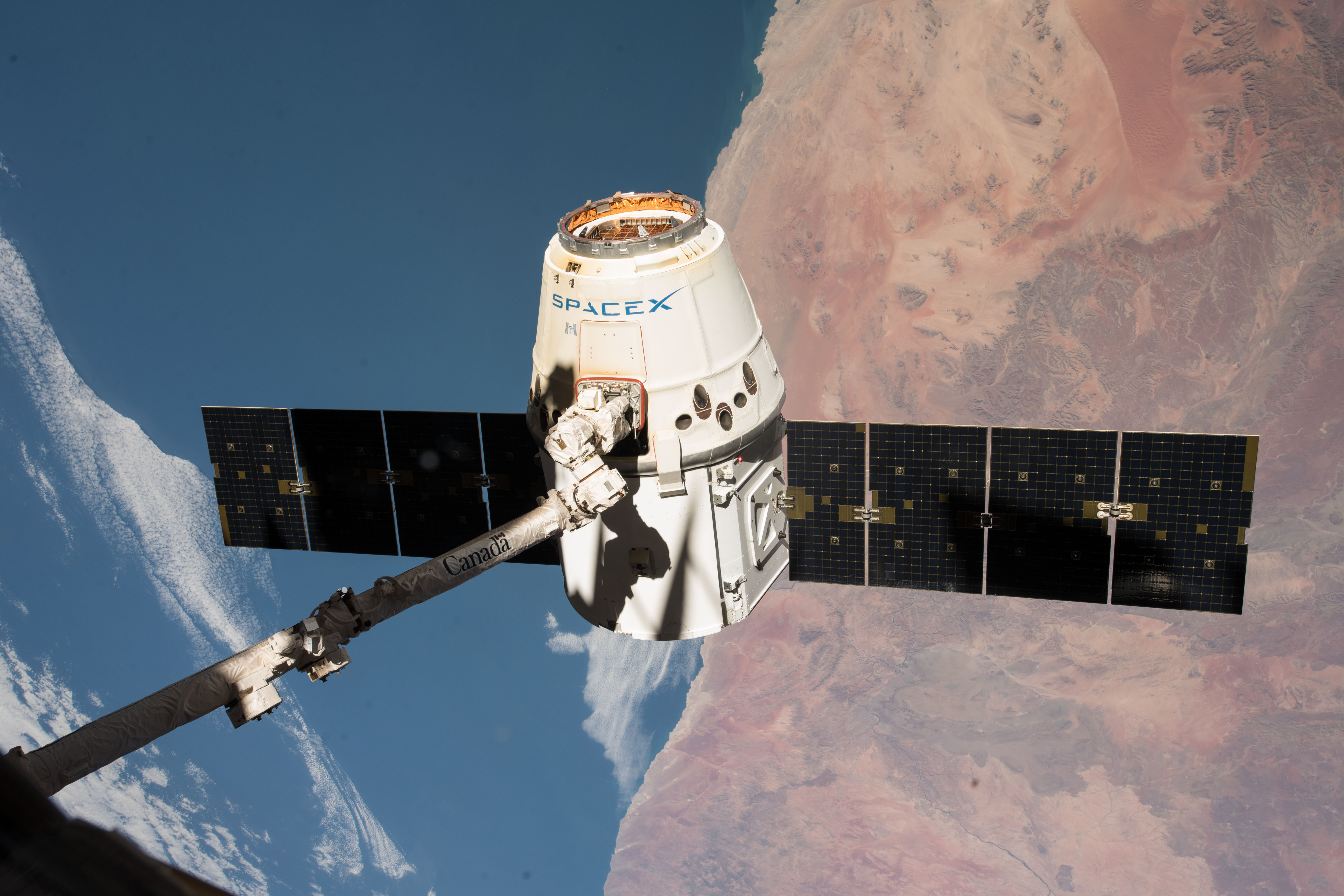 Kapsuła Dragon na Międzynarodowej Stacji Kosmicznej podczas misji CRS-14 (Źródło: NASA)