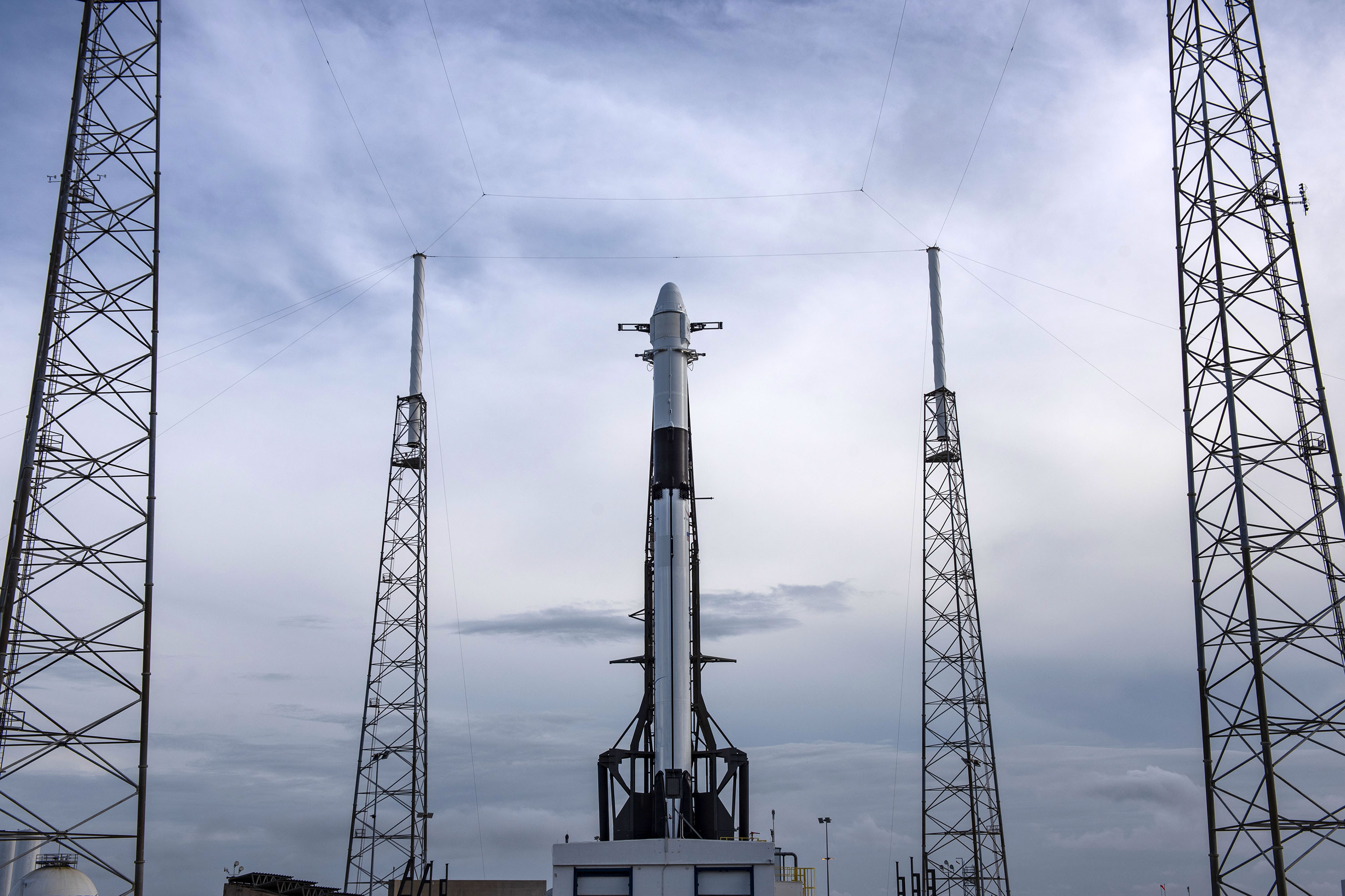 Rakieta Falcon 9 ze statkiem Dragon na platformie startowej (Źródło: SpaceX)