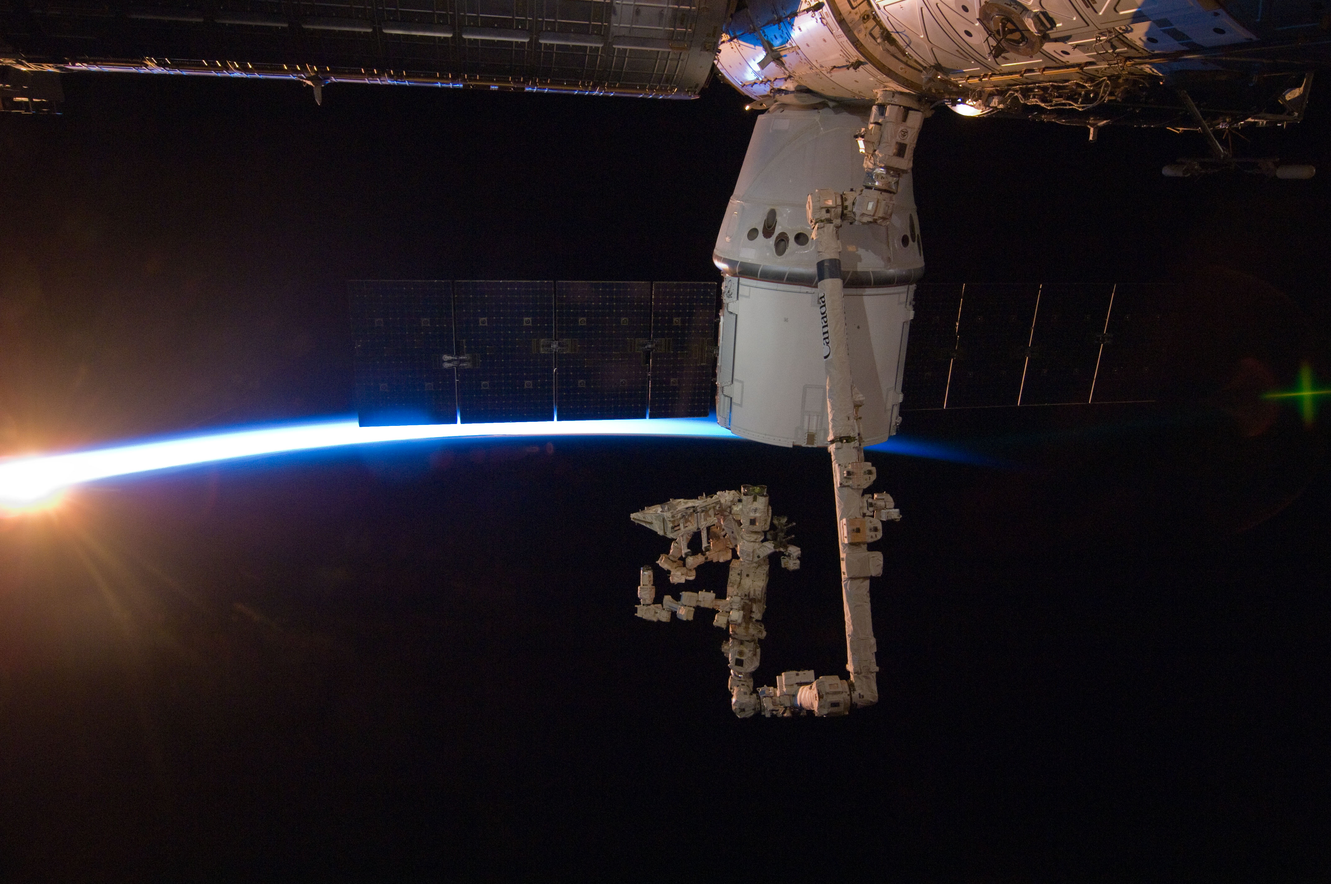 Statek towarowy Dragon zacumowany do Międzynarodowej Stacji Kosmicznej (Źródło: NASA)