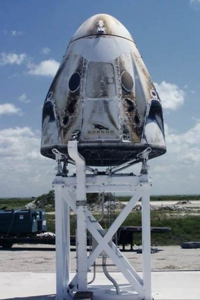 Załogowa wersja statku Dragon przed testem silników SuperDraco (Źródło: NASA)