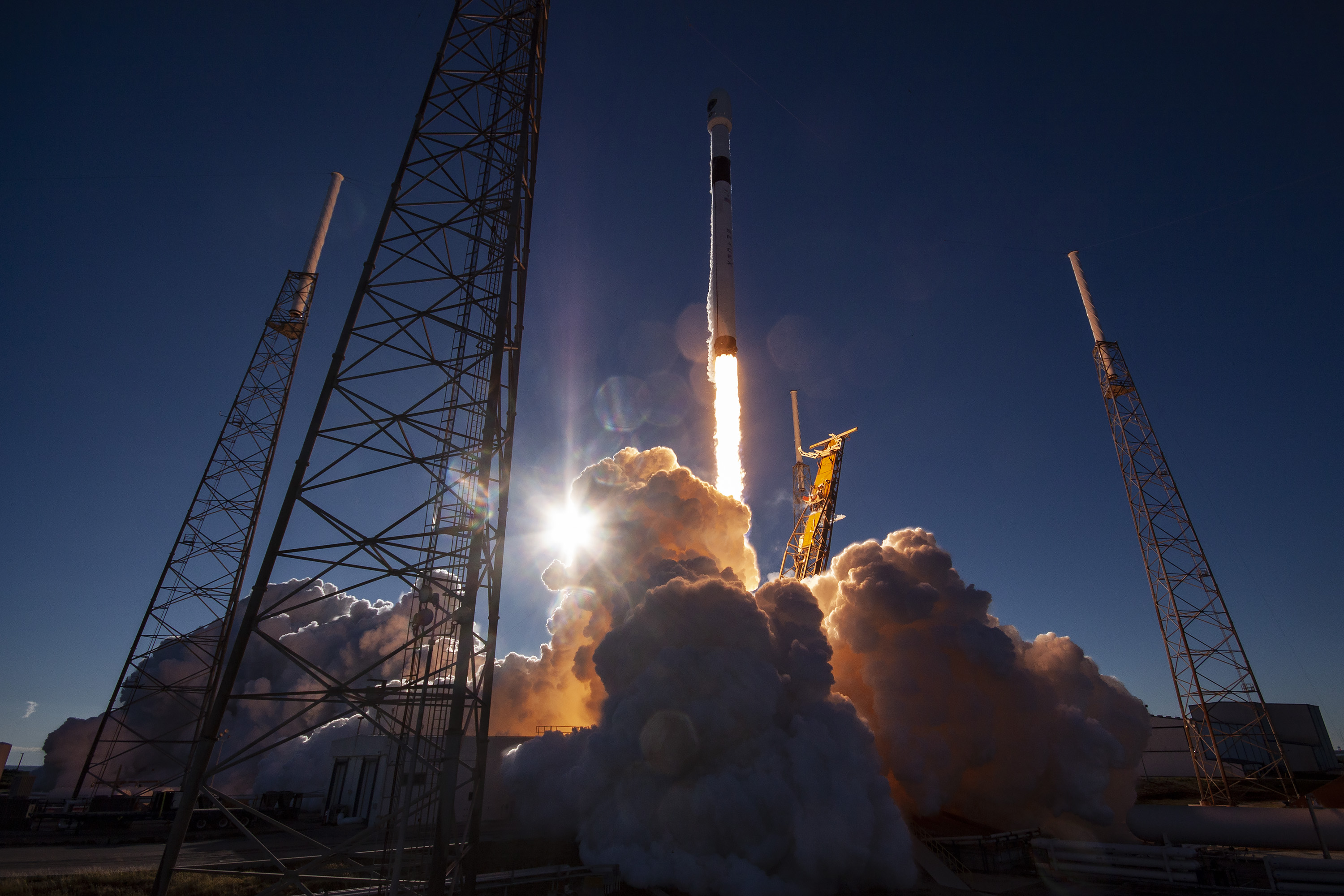 Falcon 9 podczas startu z satelitą GPS III SV01 (Źródło: SpaceX)