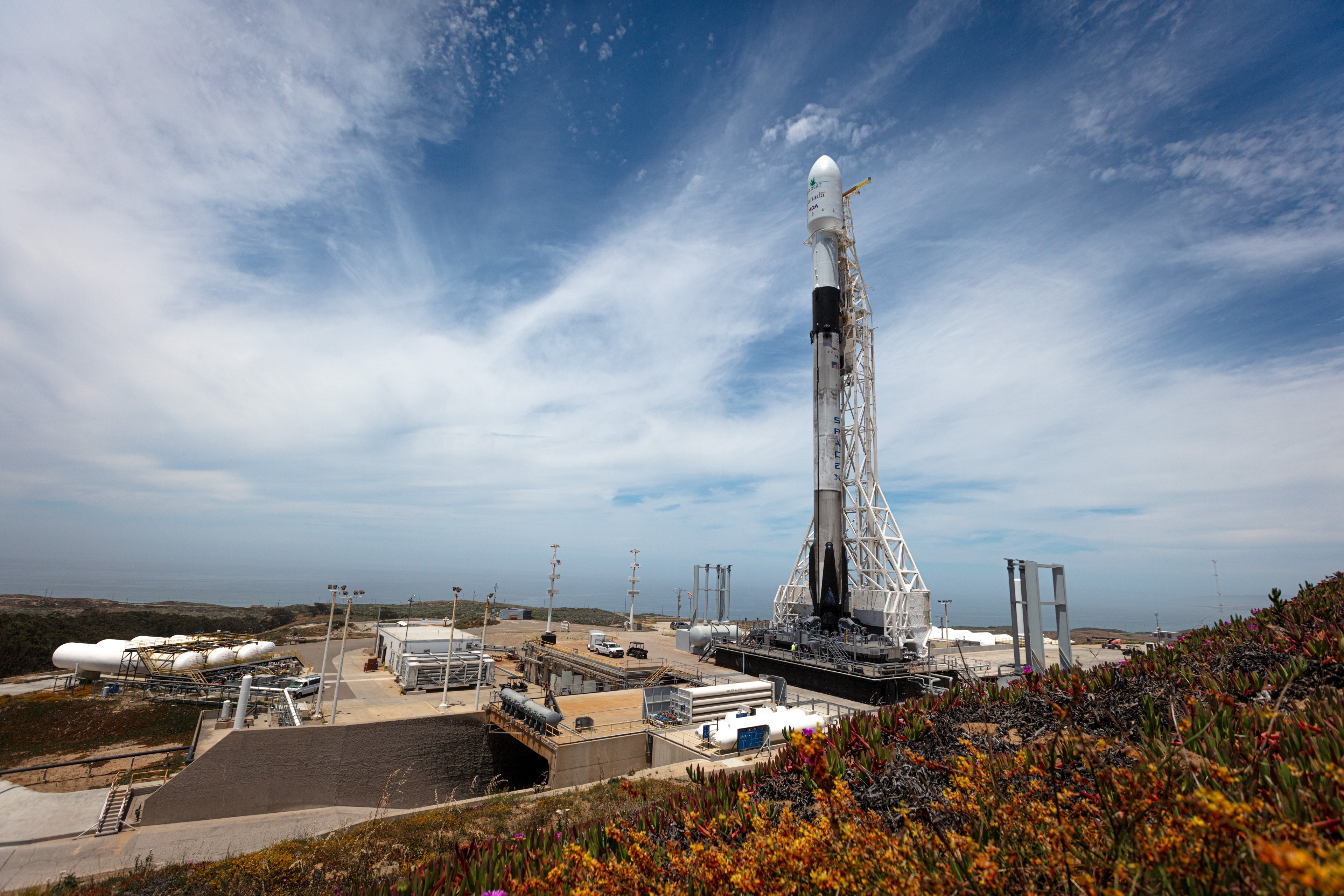 Rakieta Falcon 9 na platformie startowej SLC-4E w Vandenberg Air Force Base przed misją RADARSAT (Źródło: SpaceX)