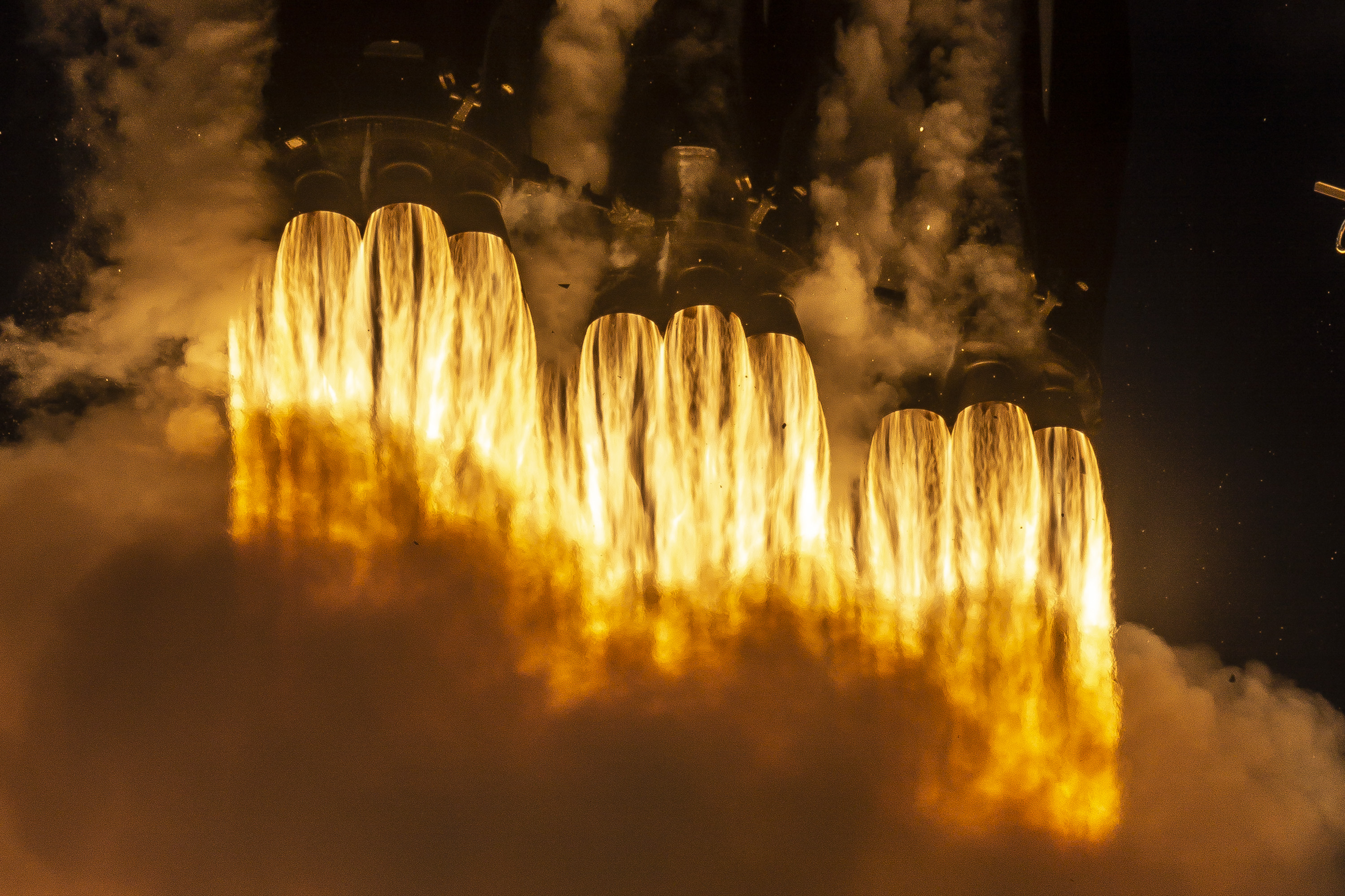 Falcon Heavy podczas startu z satelitą Arabsat-6A (Źródło: SpaceX)
