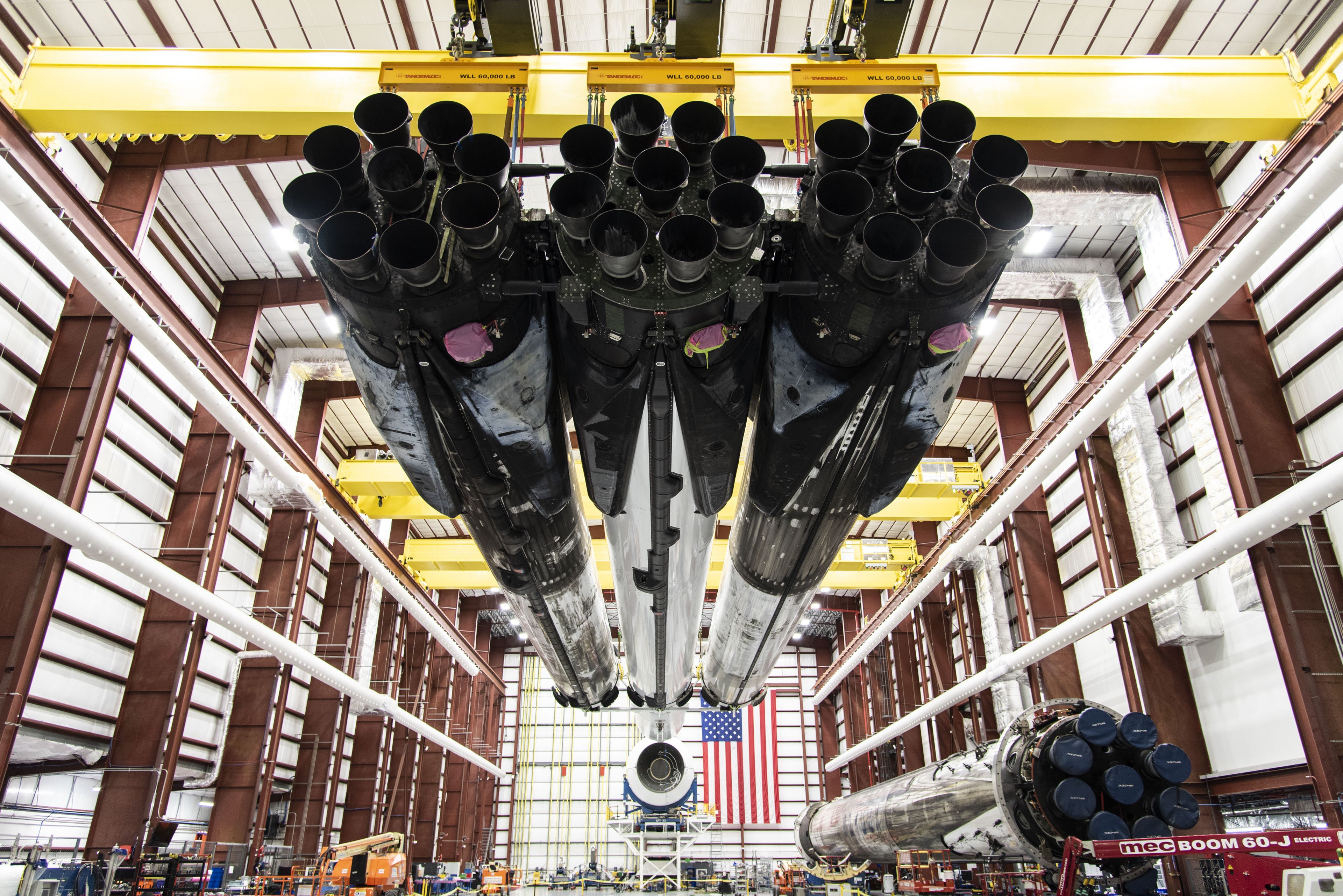 Falcon Heavy w hangarze podczas przygotowań do misji STP-2 (Źródło: SpaceX)