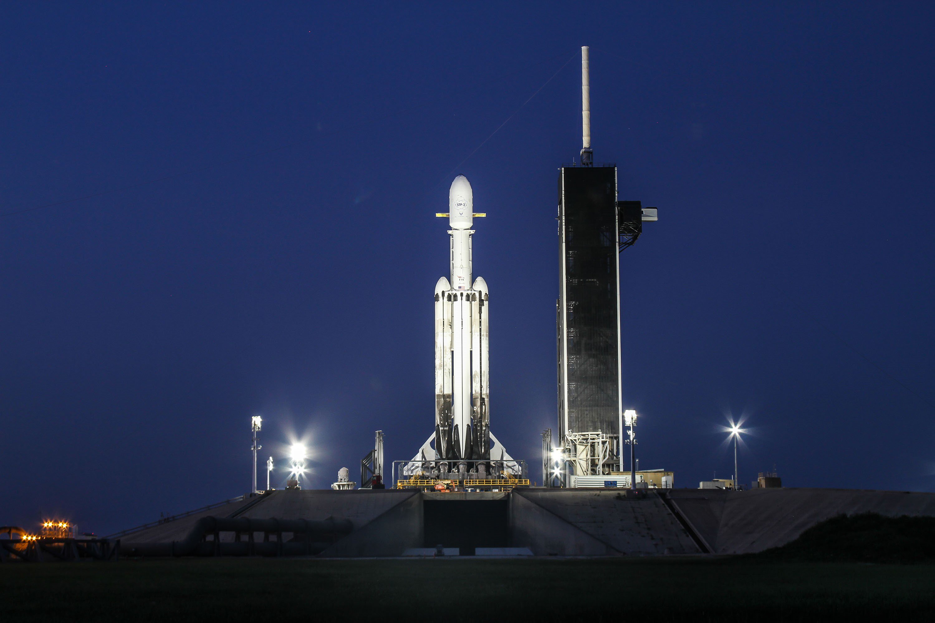 Falcon Heavy na platformie LC-39A przed misją STP-2 (Źrodło: SpaceX)