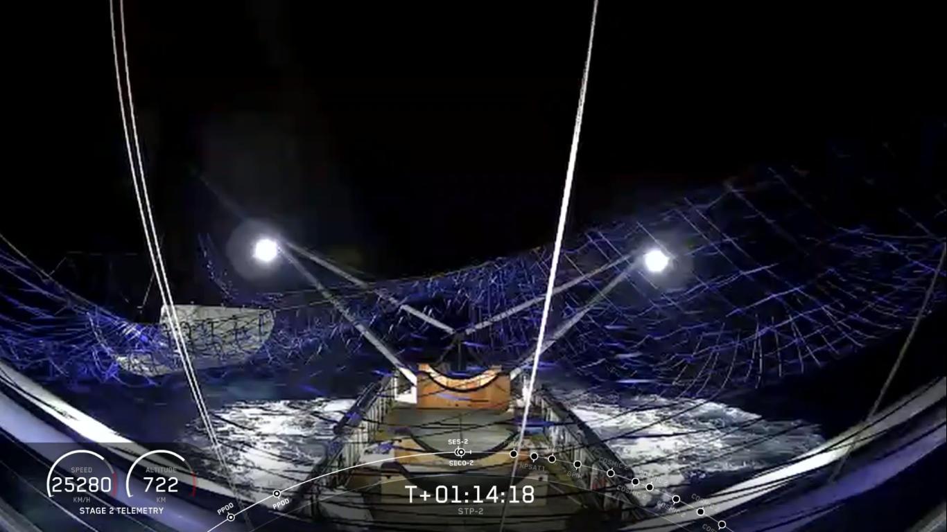 Połowa osłony ładunku złapana w sieć zainstalowaną na statku GO Ms. Tree (Źródło: SpaceX)