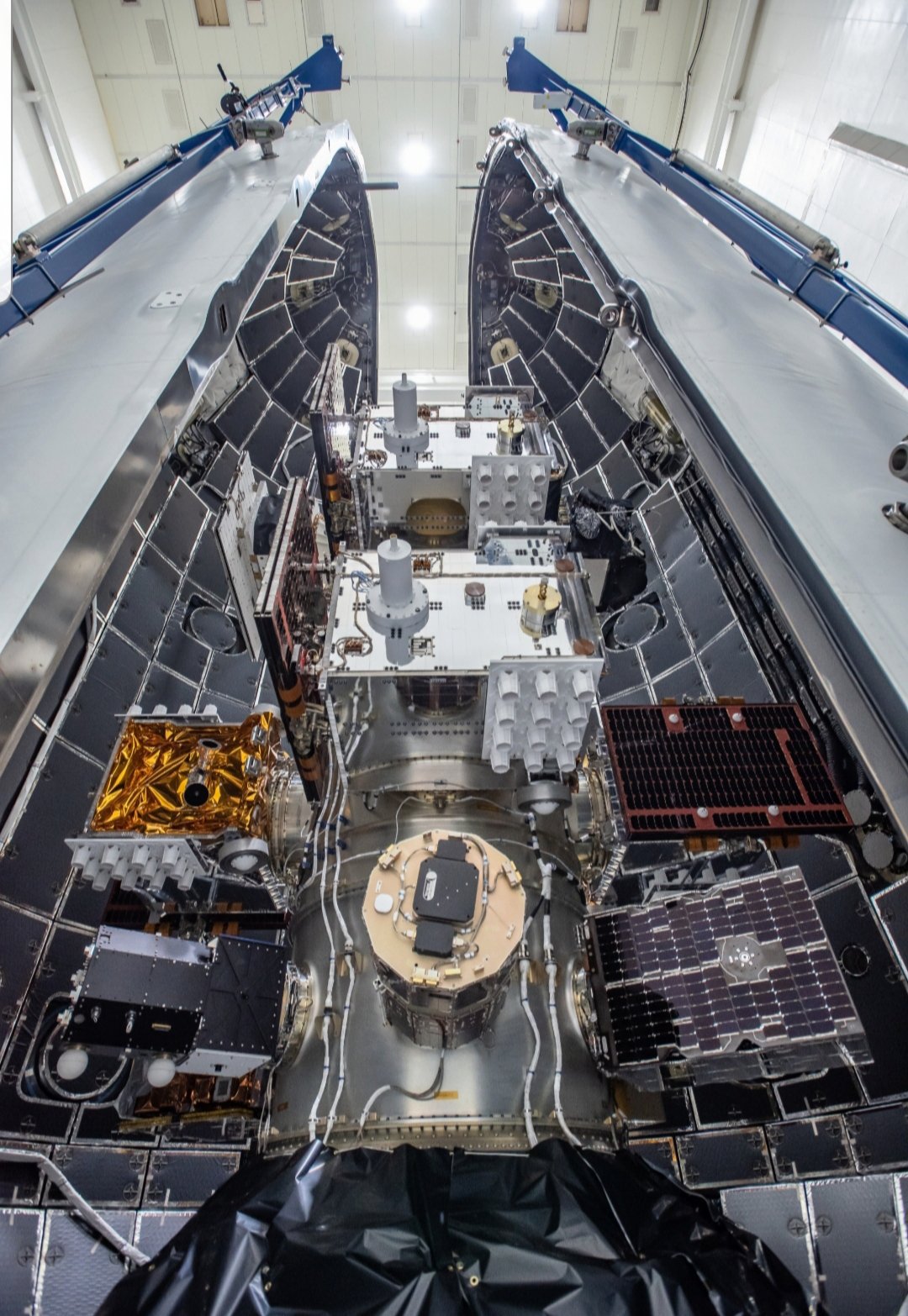 Satelity przed zamknięciem w osłonie ładunku Falcona Heavy (Źródło: Los Angeles AFB/USAF/SpaceX)