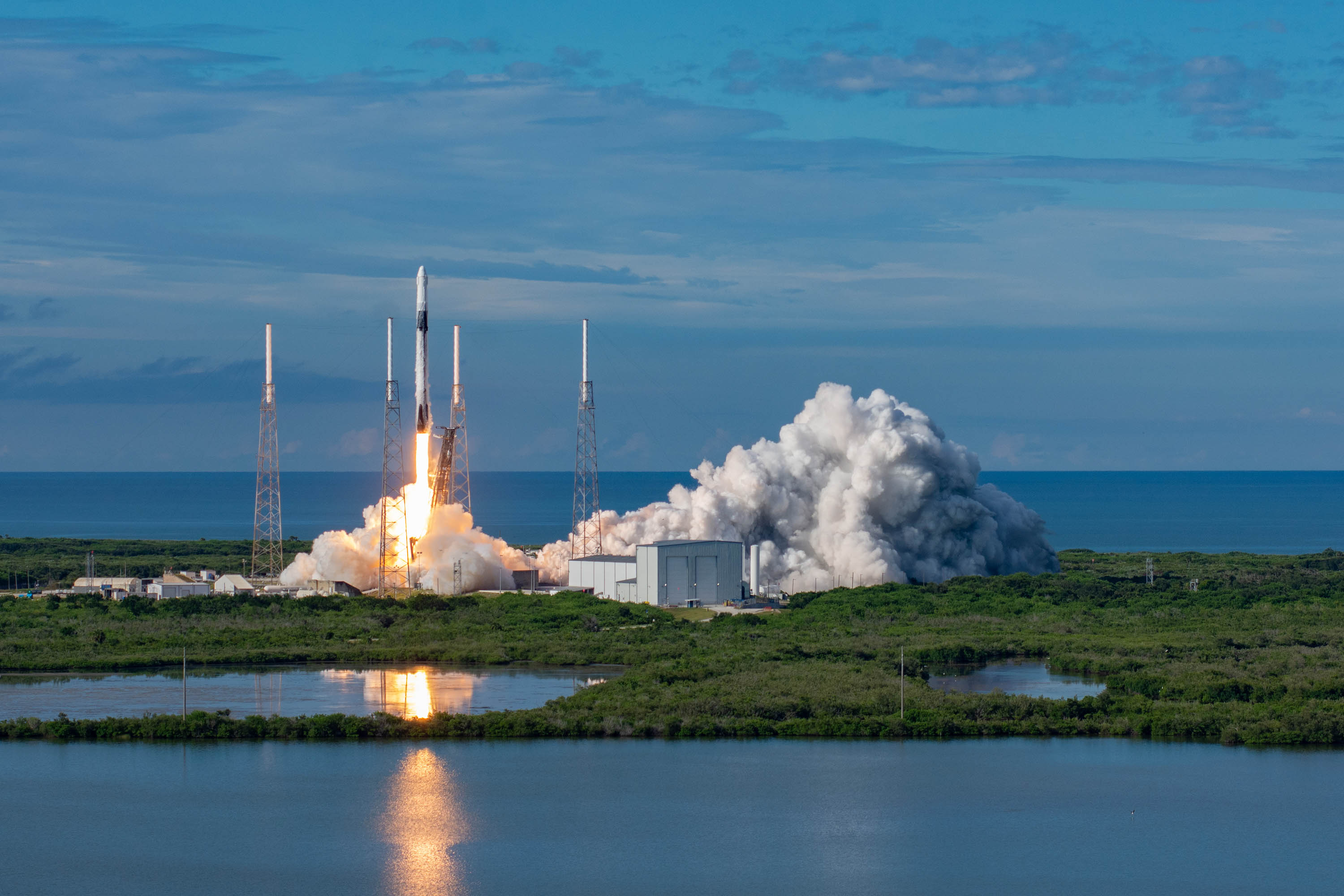 Rakieta Falcon 9 podczas startu z misją CRS-18 (Źródło: SpaceX)