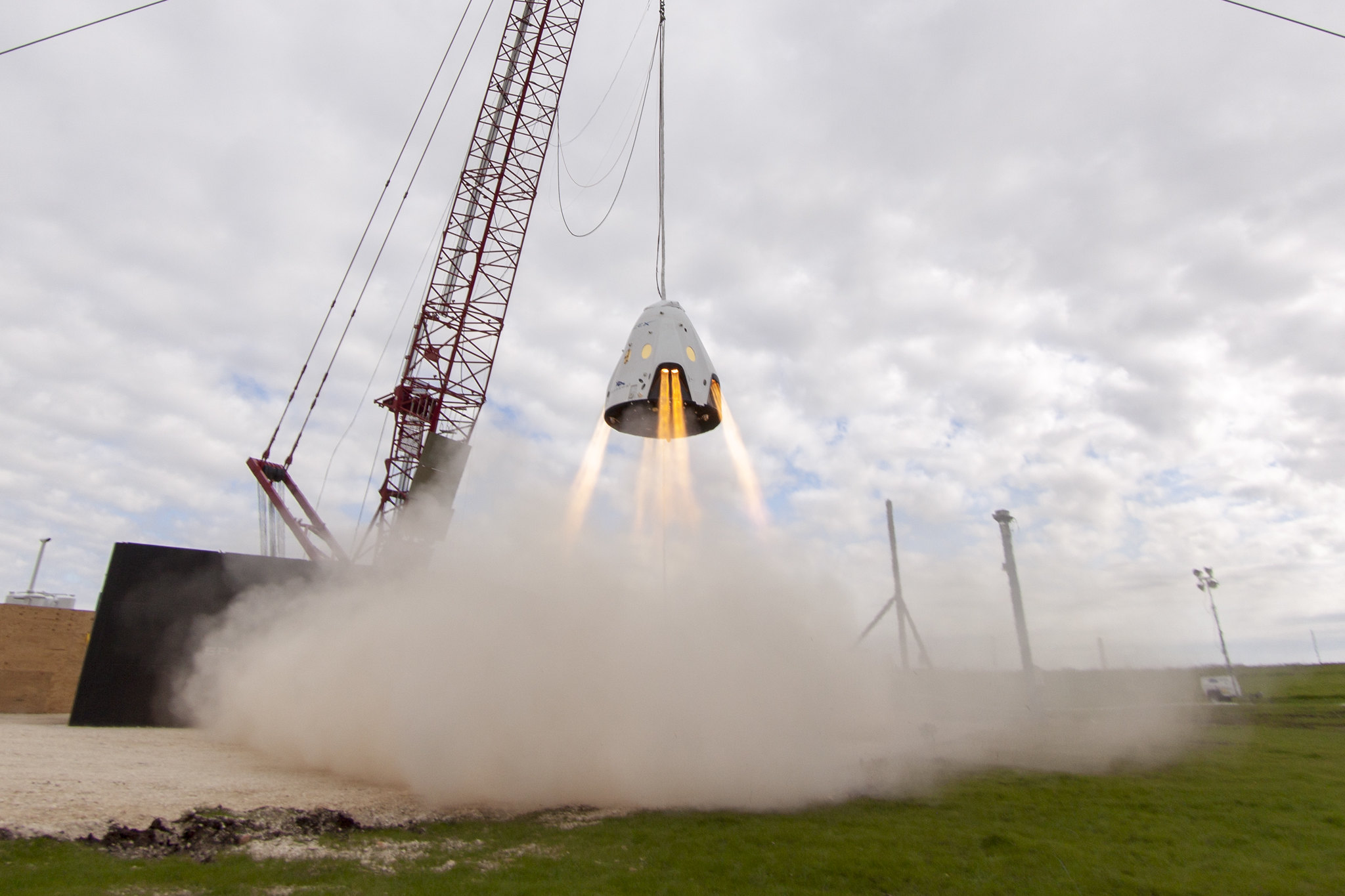 Statek Dragon podczas testów silników SuperDraco w 2015 roku (Źródło: SpaceX)