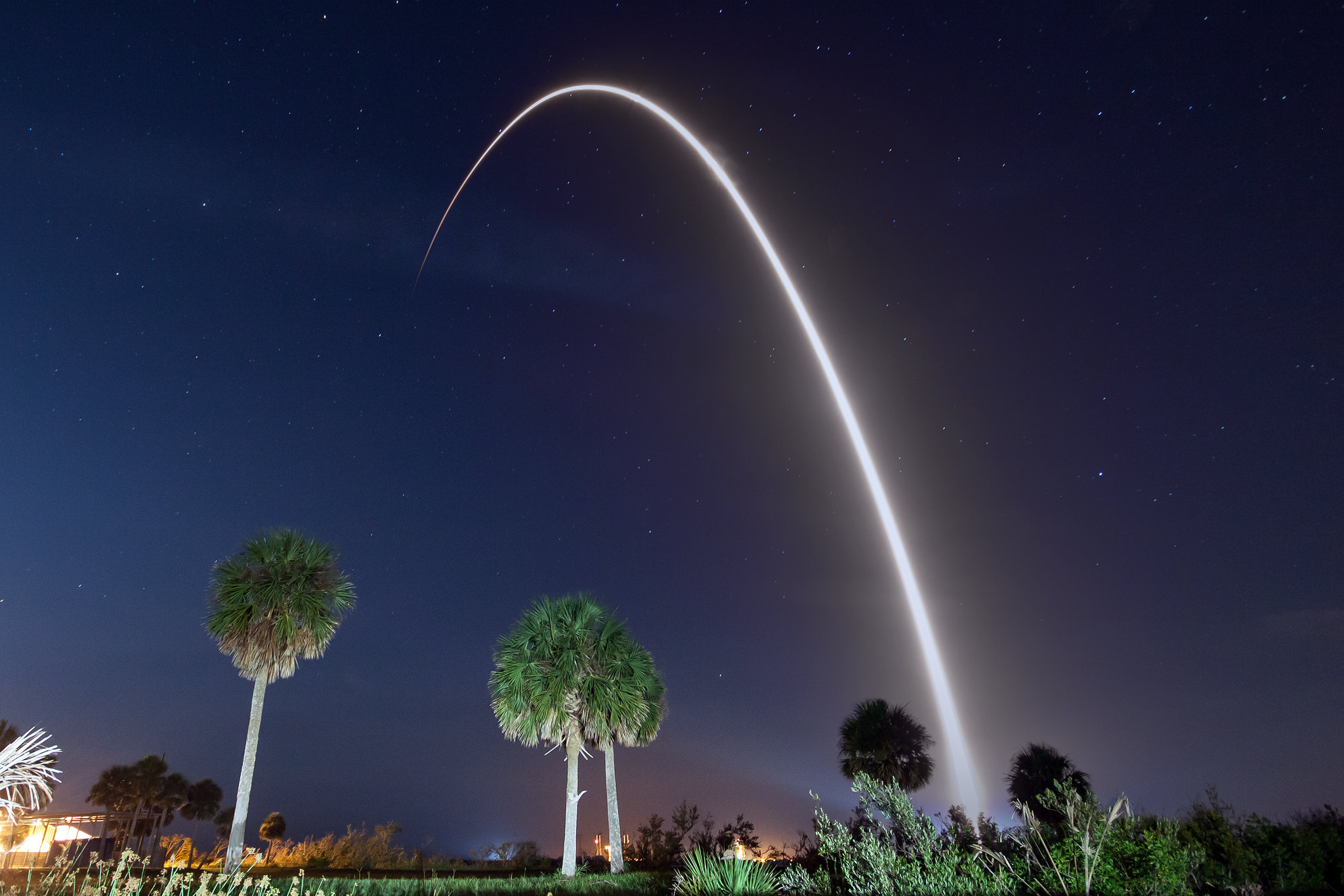 Rakieta Falcon 9 podczas startu z misją Telstar 19 VANTAGE (Źródło: SpaceX)