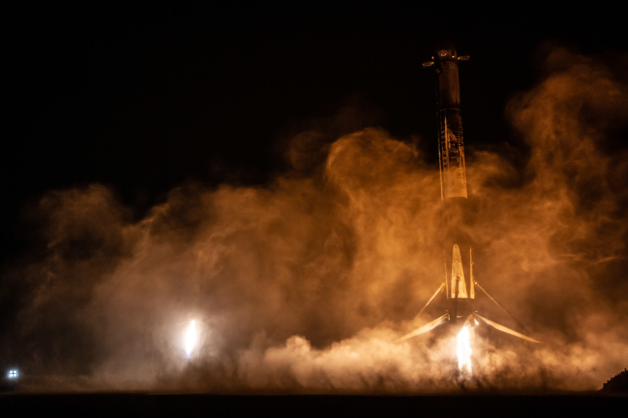 Boczny człon Falcona Heavy podczas lądowania (Źródło: SpaceX)