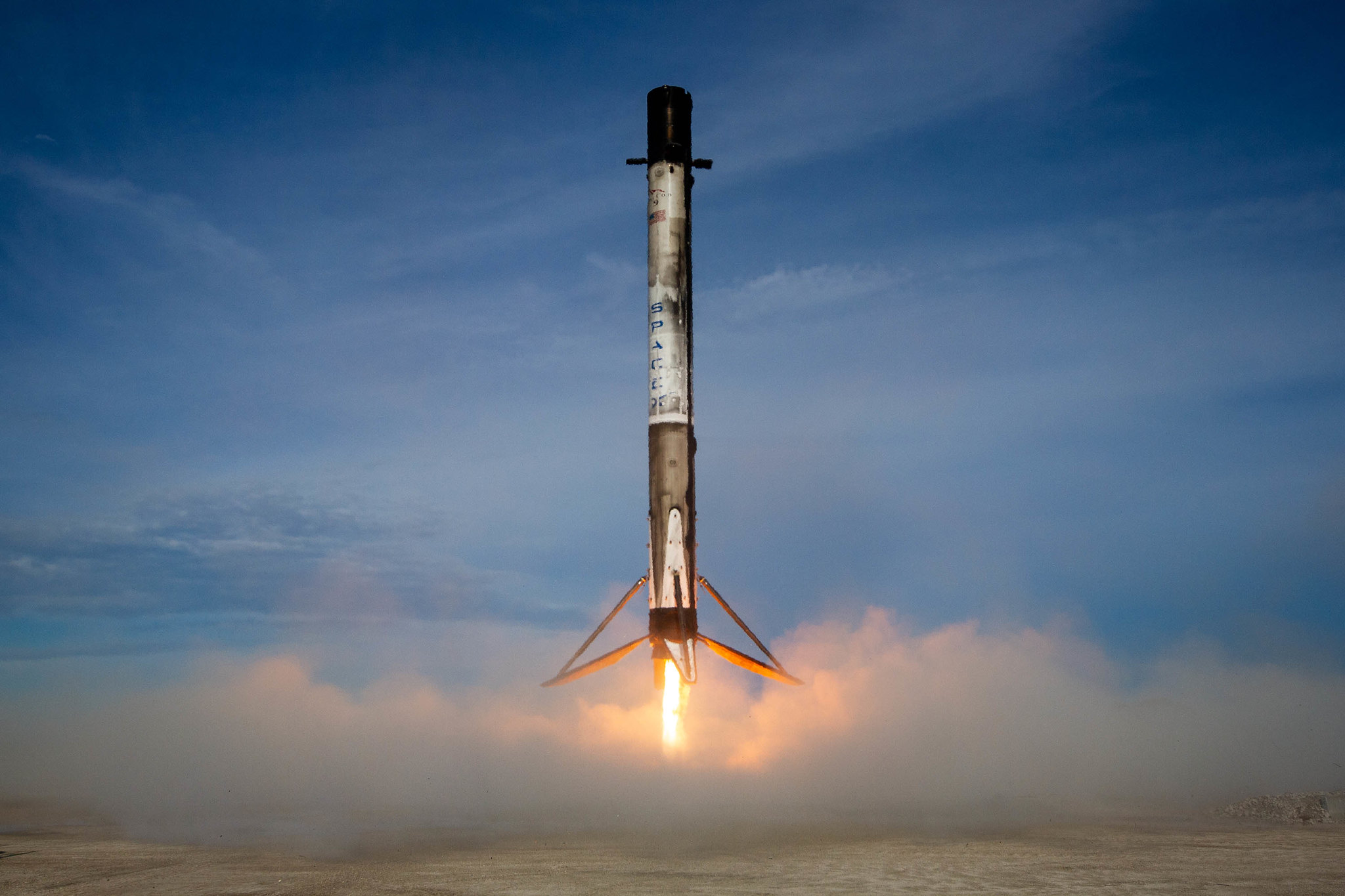 Pierwszy stopień Falcona 9 podczas lądowania na Landing Zone 1 (Źródło: SpaceX)